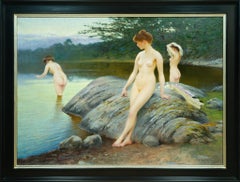 Drei Frauen an der Küste, bereit, um in das Morgenlicht zu baden
