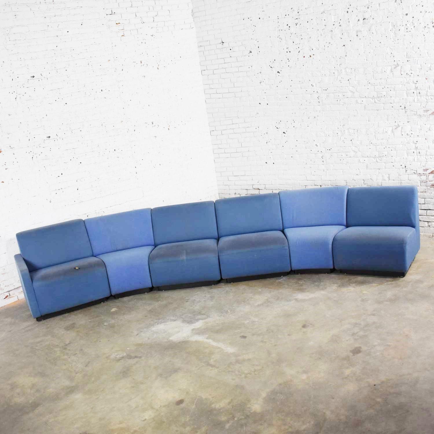 August Inc Modernity Modular Sectional Sofa Straight & Wedge Pieces Style Chadwick État moyen - En vente à Topeka, KS
