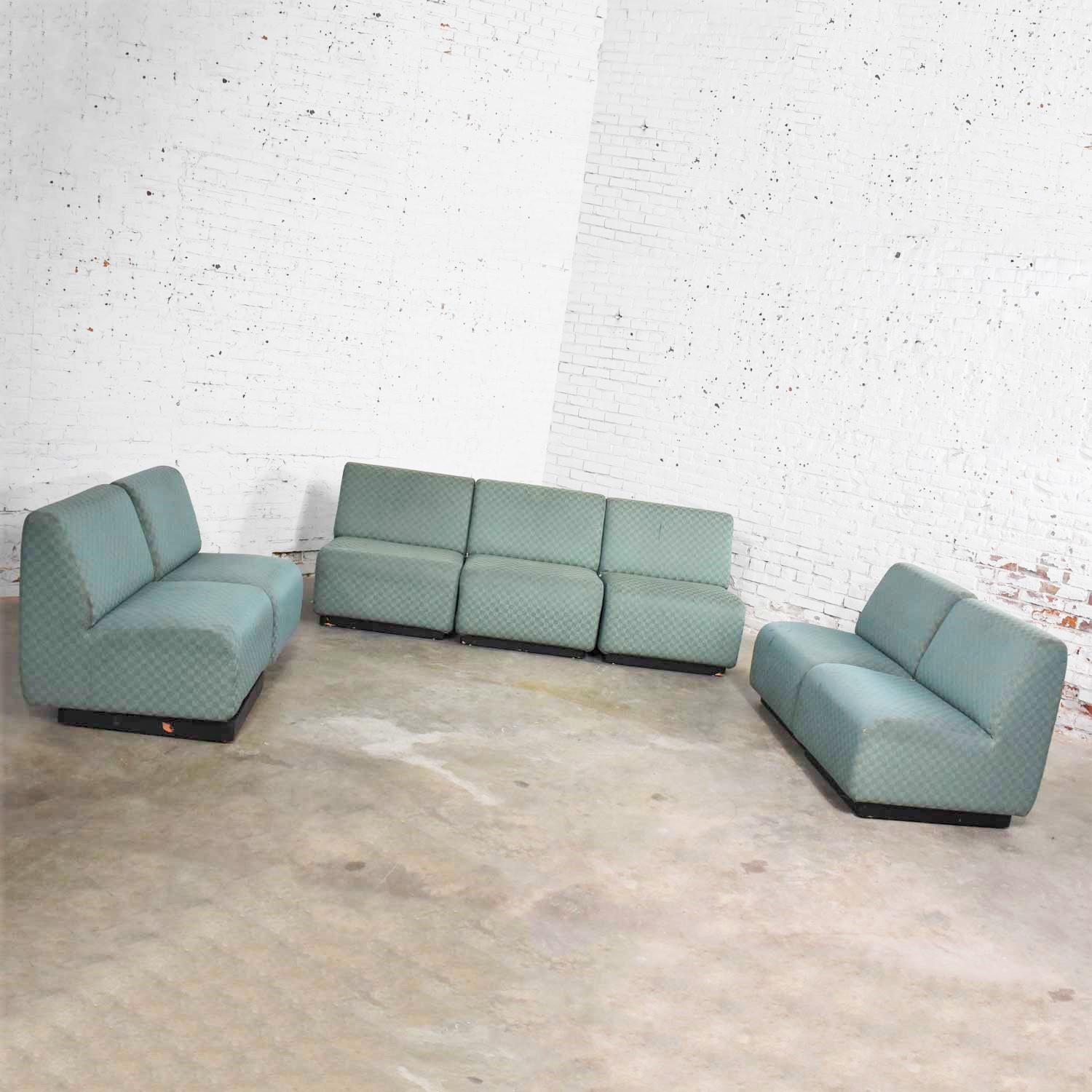20ième siècle August Inc Modernity Modular Sectional Sofa Straight & Wedge Pieces Style Chadwick en vente