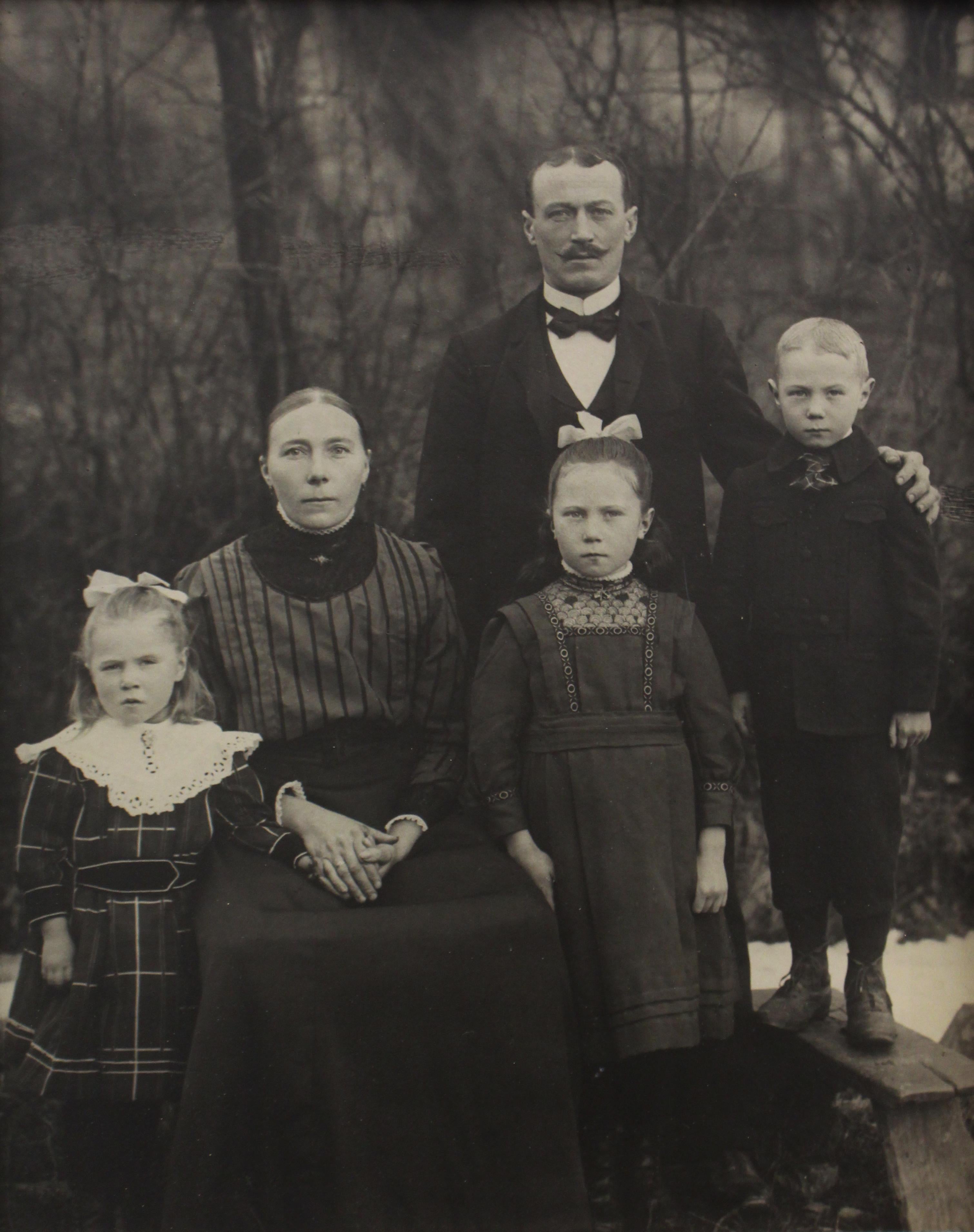 Familie Eichelhardt - August Sander (Schwarz-Weiß-Fotografie)
Auf dem Passepartout angebrachtes Etikett des Fotografen
Silbergelatineabzug, gedruckt um 1913
11 x 8 1/2 Zoll

In einem lebenslangen Projekt mit dem Titel Menschen des 20. Jahrhunderts