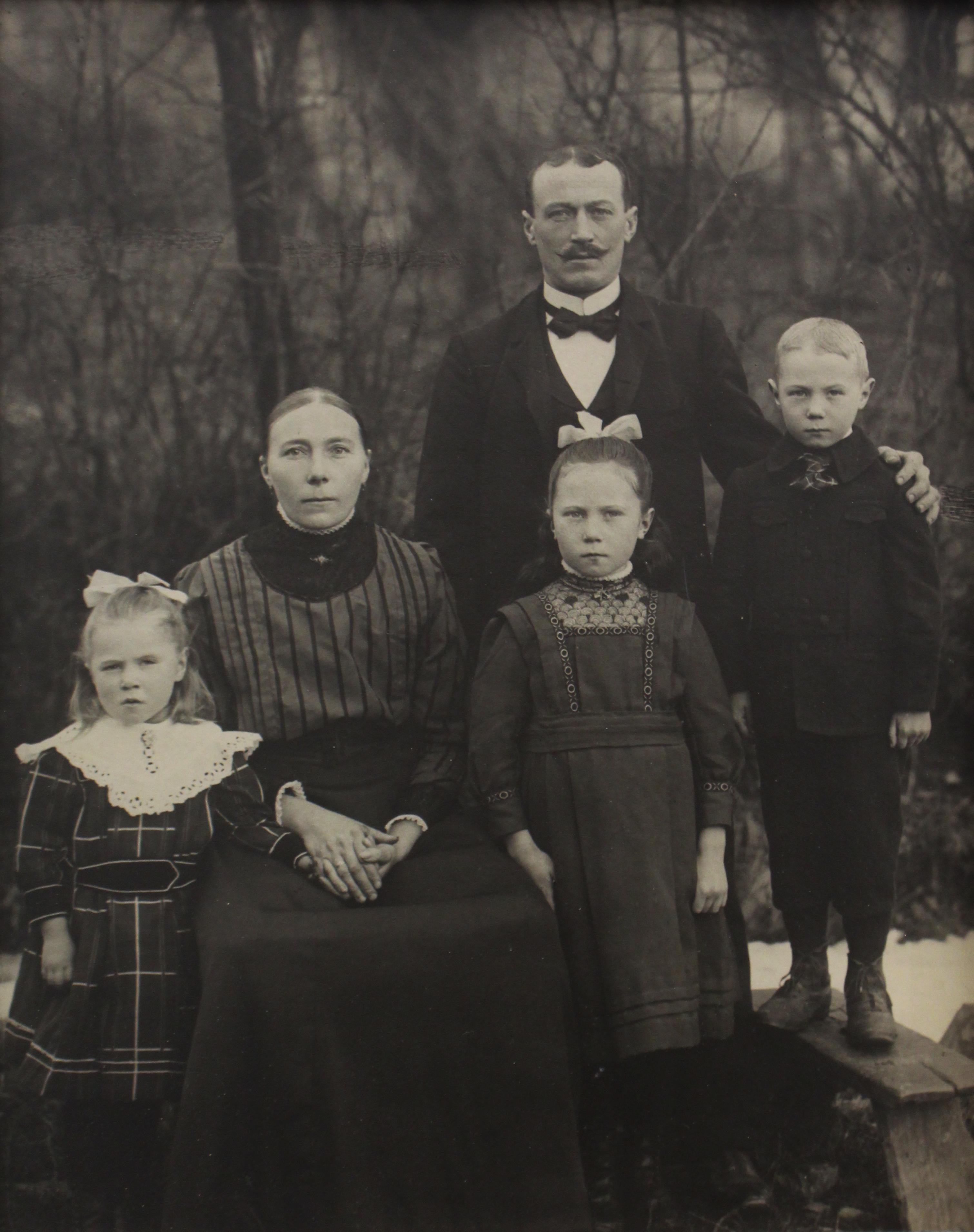 Familie Eichelhardt - August Sander (Photographie en noir et blanc)
Etiquette du photographe apposée sur le support
Tirage à la gélatine argentique, imprimé vers 1913
11 x 8 1/2 pouces

Dans le cadre du projet de toute une vie intitulé "Les gens du