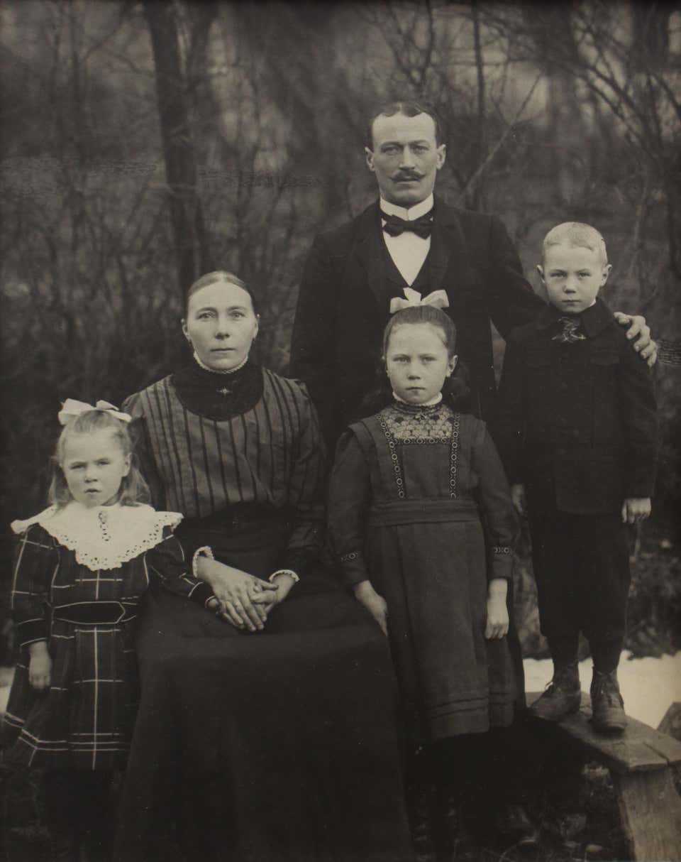 Familie Eichelhardt - August Sander (Black and White Photography)