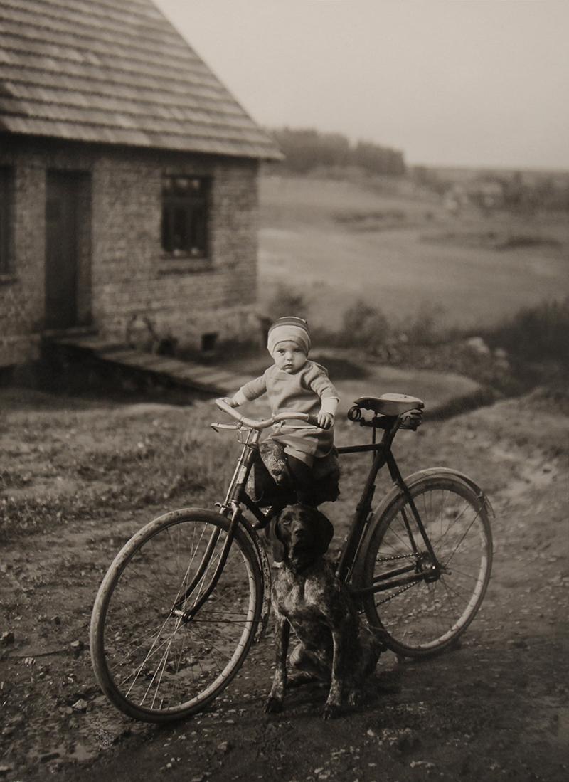 August Sander Portrait Photograph – Forrester's Child, Westerwald [Bauernkind auf Fahrrad]