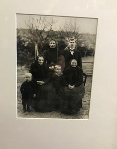 August Sander Tirage photographique à la gélatine argentique « Farm Family » (famille rurale)