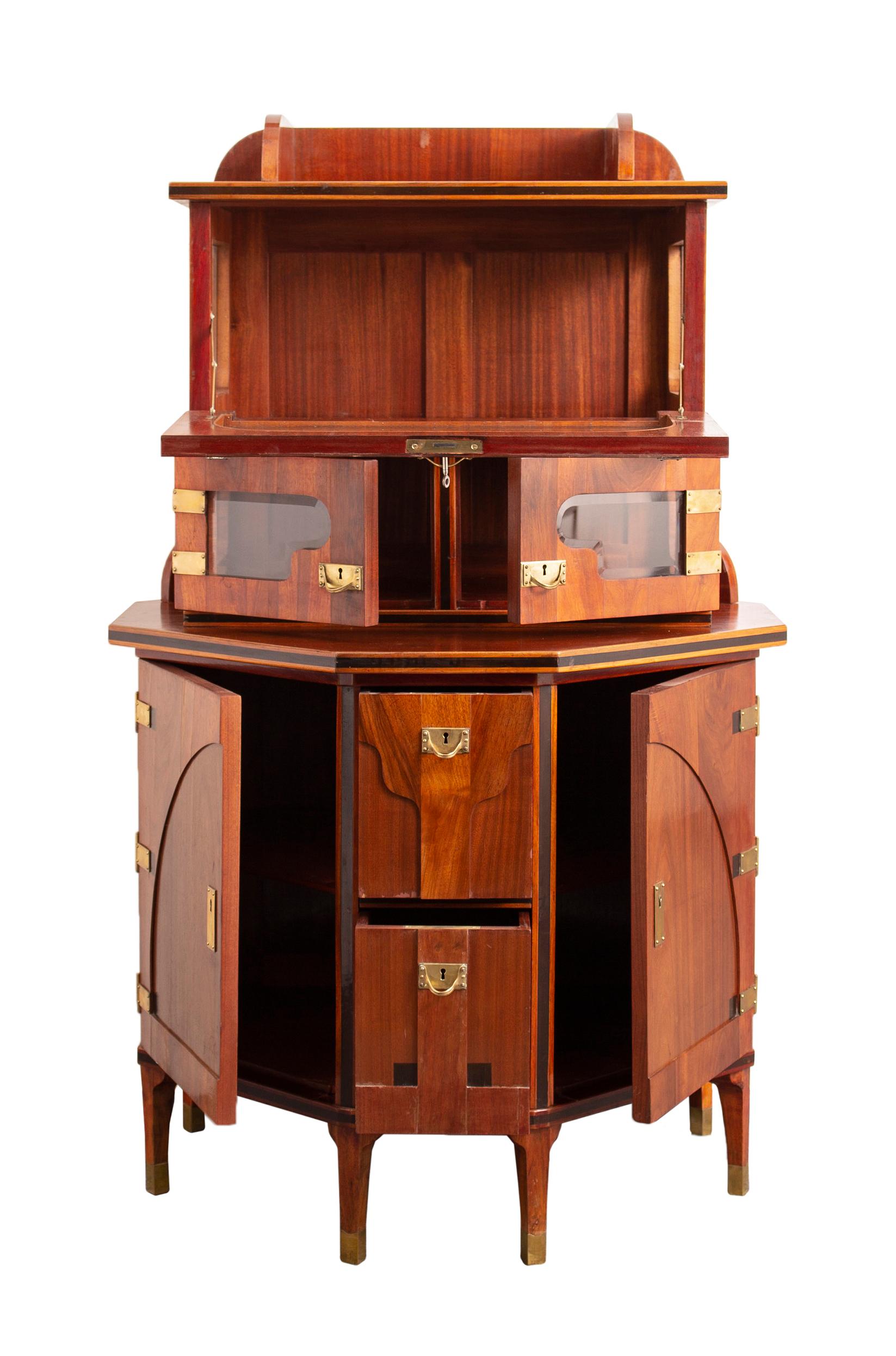 Este valioso mueble Art Nouveau fue fabricado por la famosa fábrica vienesa de muebles August Ungethüm Kunst-Möbel-Fabrik. El gabinete documenta el gusto vienés de la época y es en sí mismo una pieza rara de calidad museística. El armario se diseñó