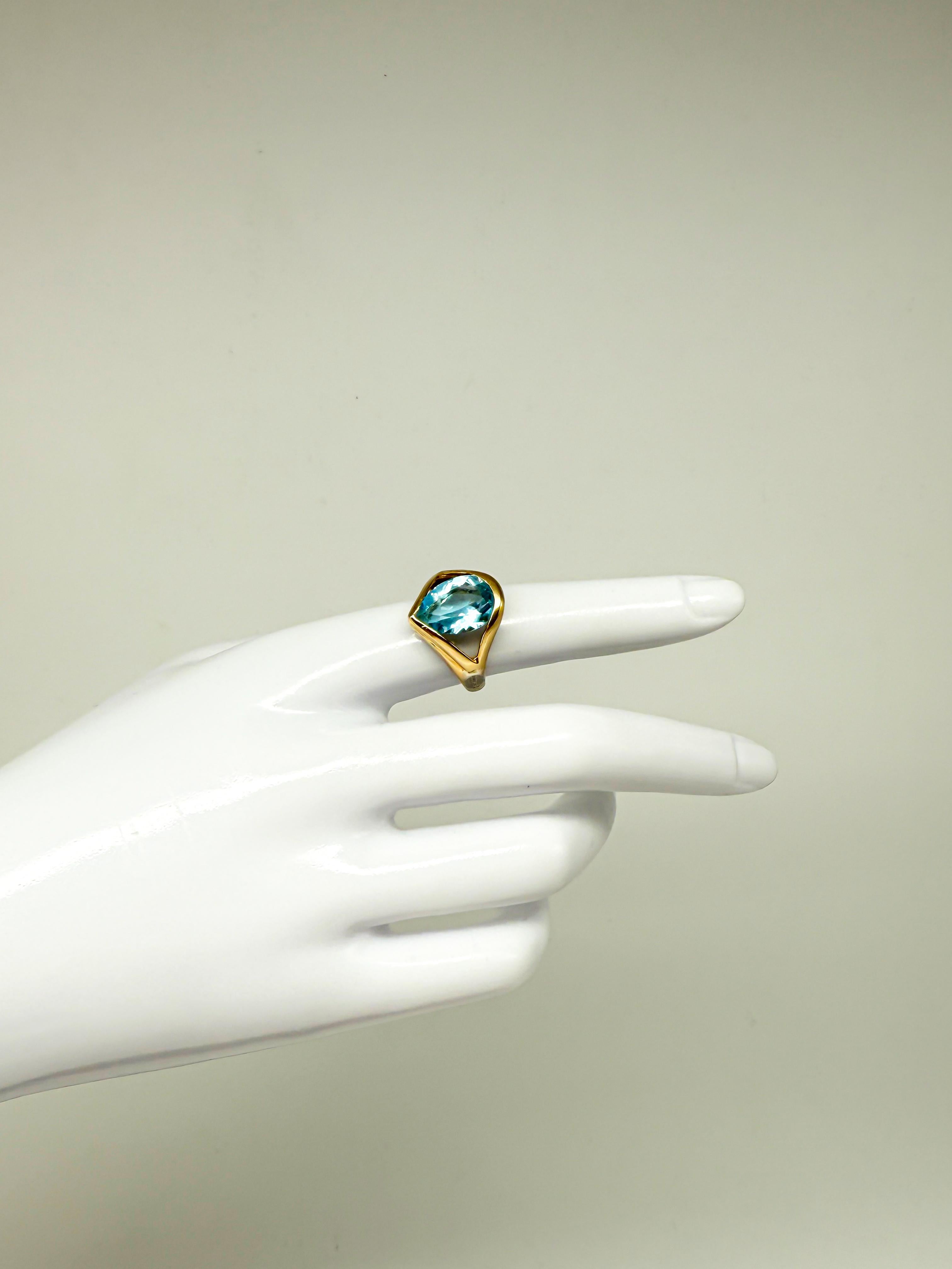 Femenino o masculino Augusta Anillo de Oro Amarillo de 18 K con una Aguamarina en venta