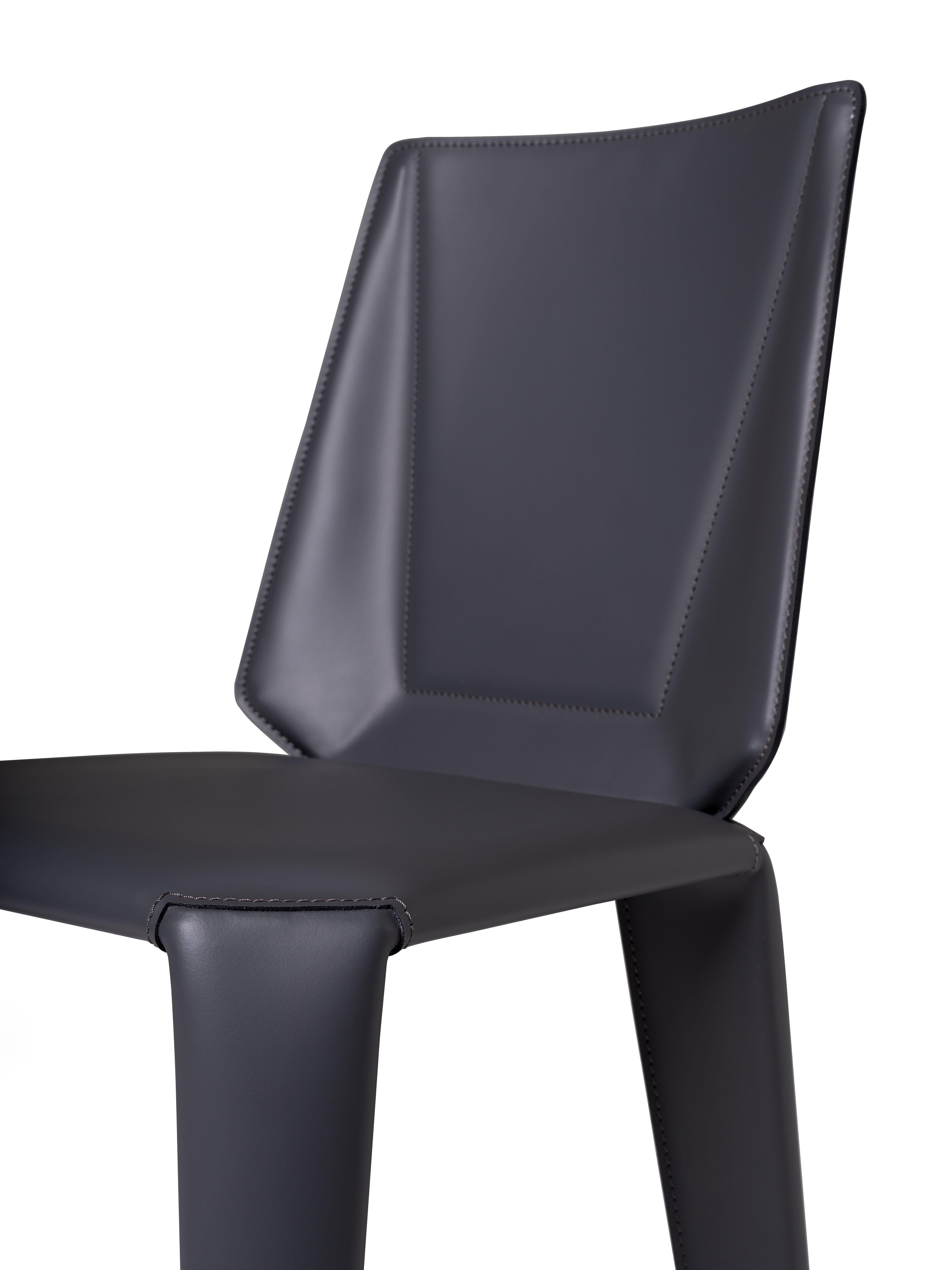 Augusta è una sedia che fa della semplicità il suo biglietto da visita.
L’aspetto è quasi quello di un foglio di carta con pieghe che ne costituiscono le nervature strutturali, ma il Cuoietto che la ricopre integralmente riveste un solido ma leggero