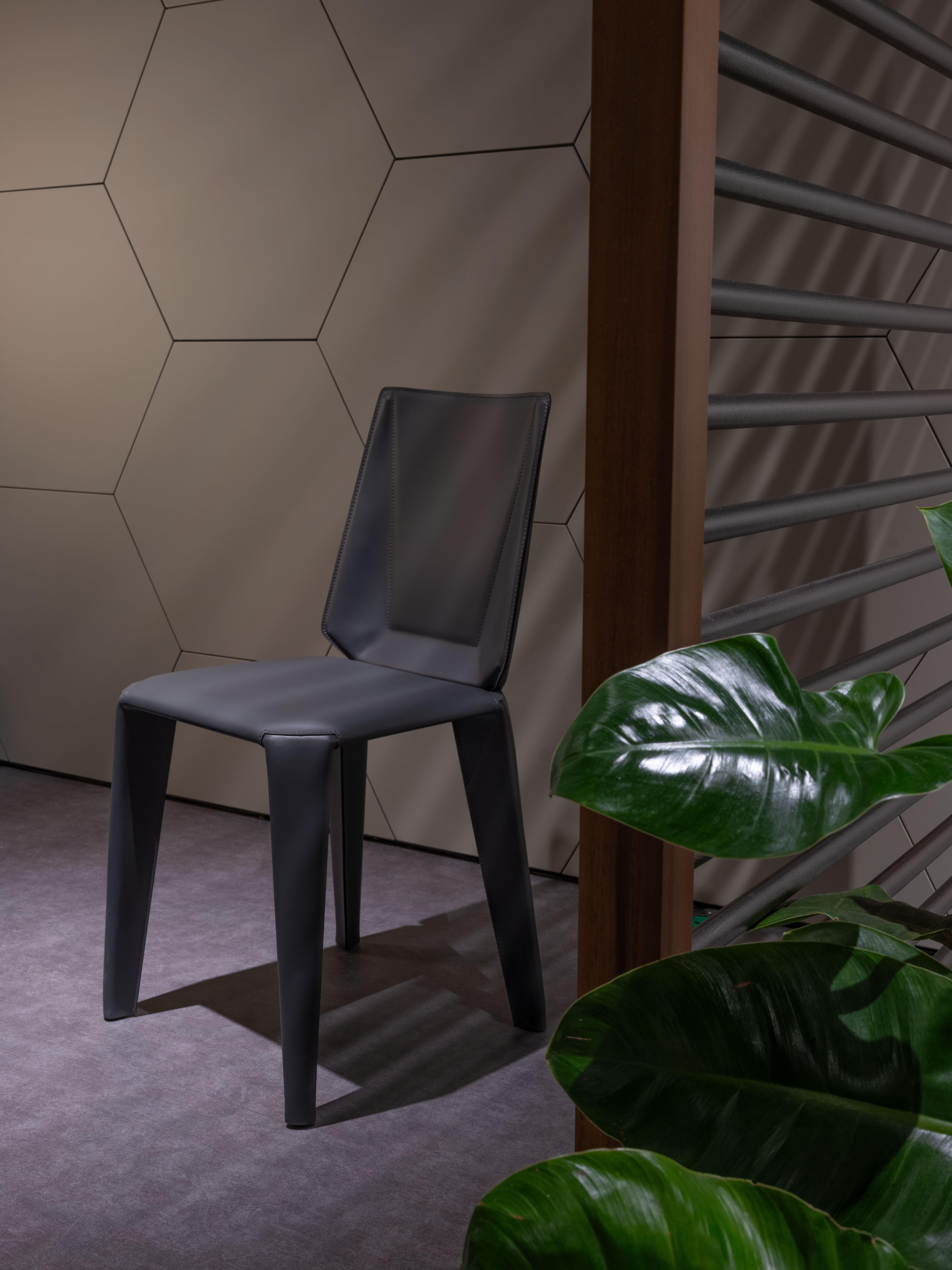 Moderno Augusta è una sedia in cuoietto, riveste completamente la struttura in metallo in vendita