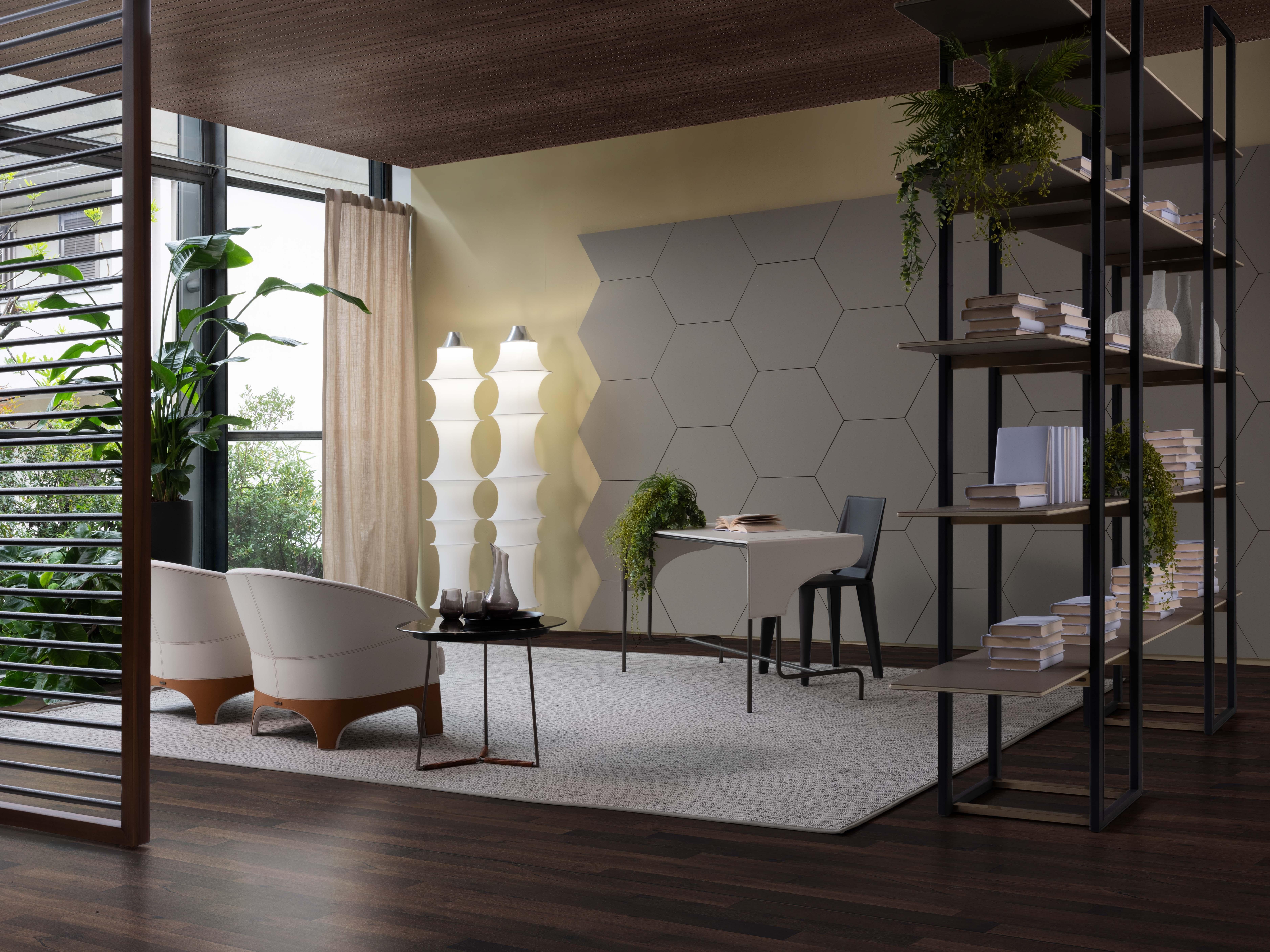 Italian Augusta è una sedia in cuoietto, riveste completamente la struttura in metallo in vendita