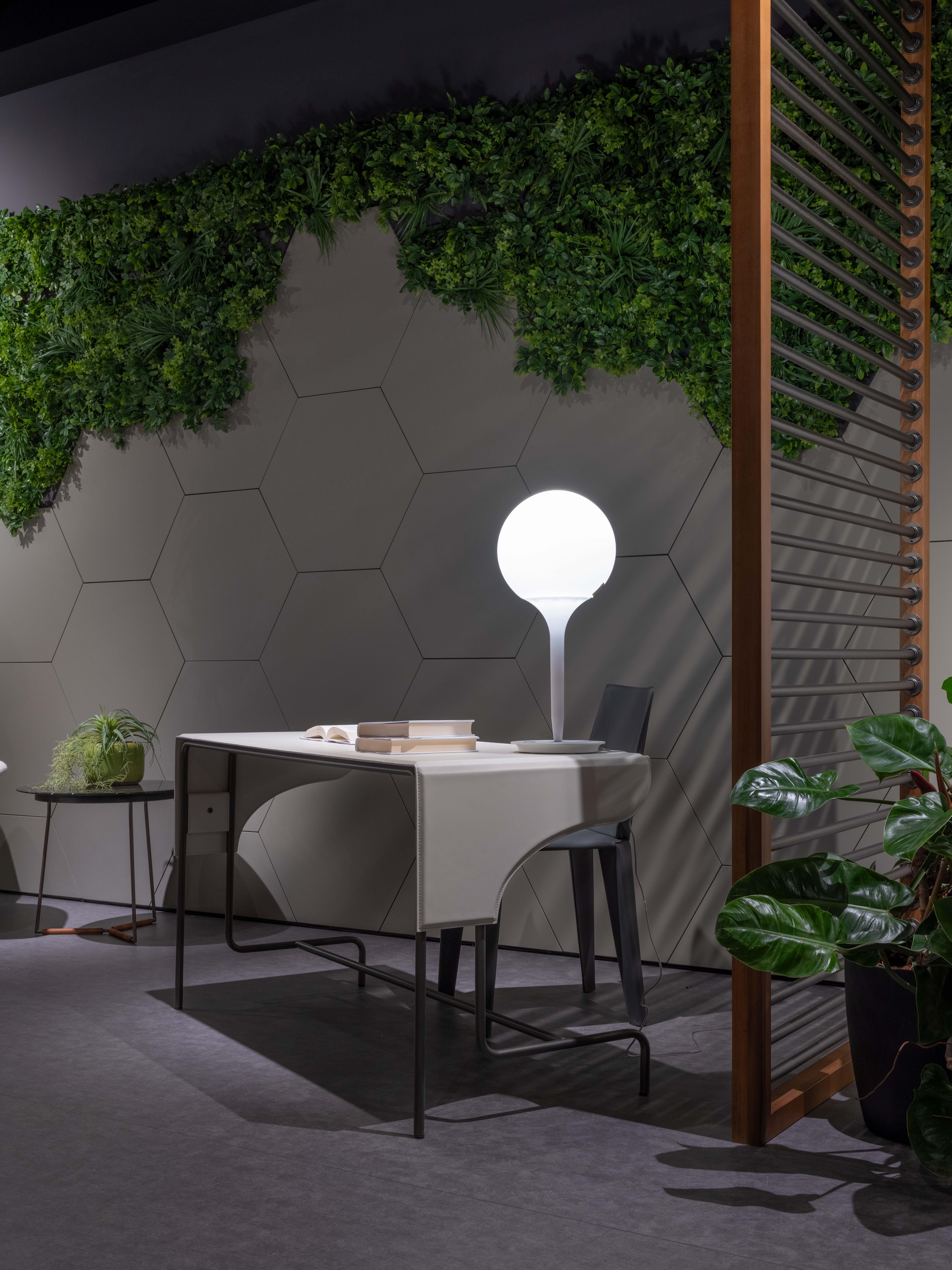 Fatto a mano Augusta è una sedia in cuoietto, riveste completamente la struttura in metallo in vendita