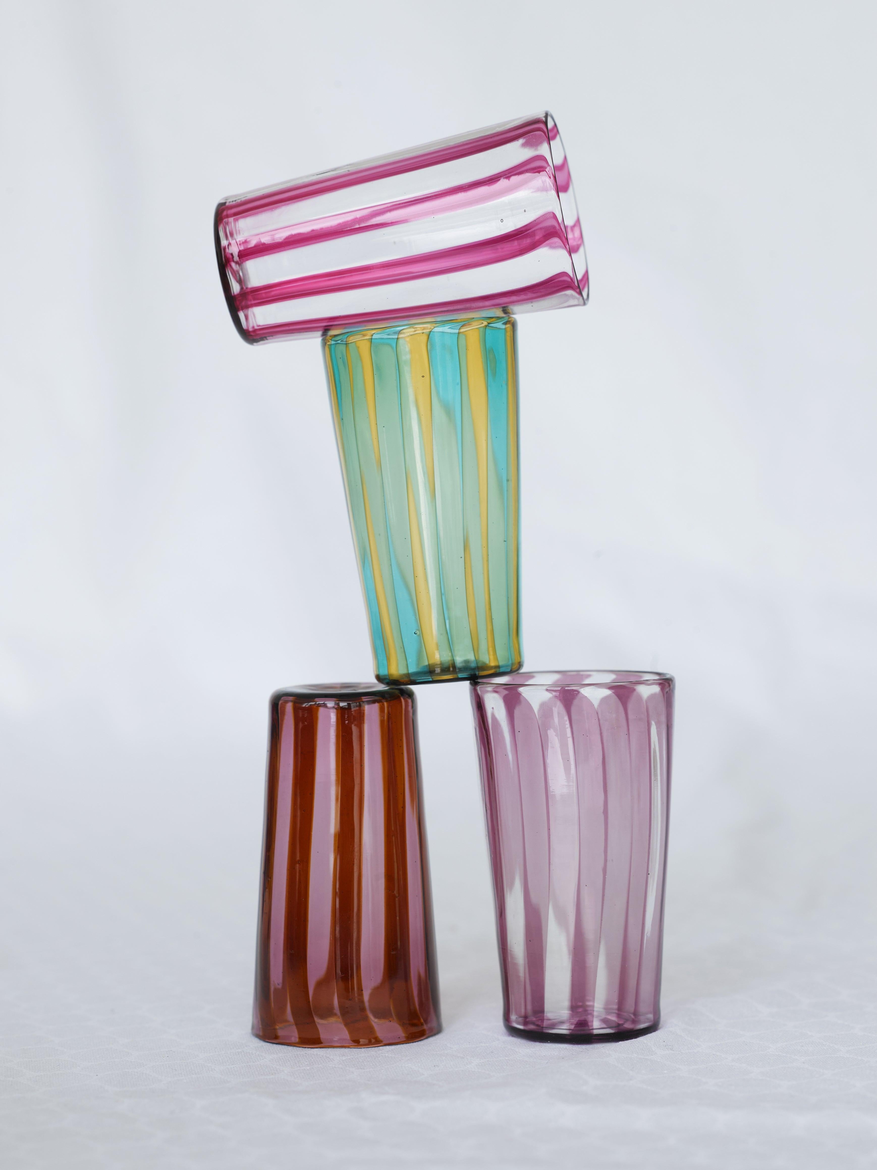 4 pezzi di bicchieri veneziani fatti a mano

Made in Murano

Per una stravagante esplosione di colori e di emozioni per abbellire qualsiasi tavola, perfetta per servire acqua, vino o limonata. 

La collezione Augusta prende il nome dalla figlia