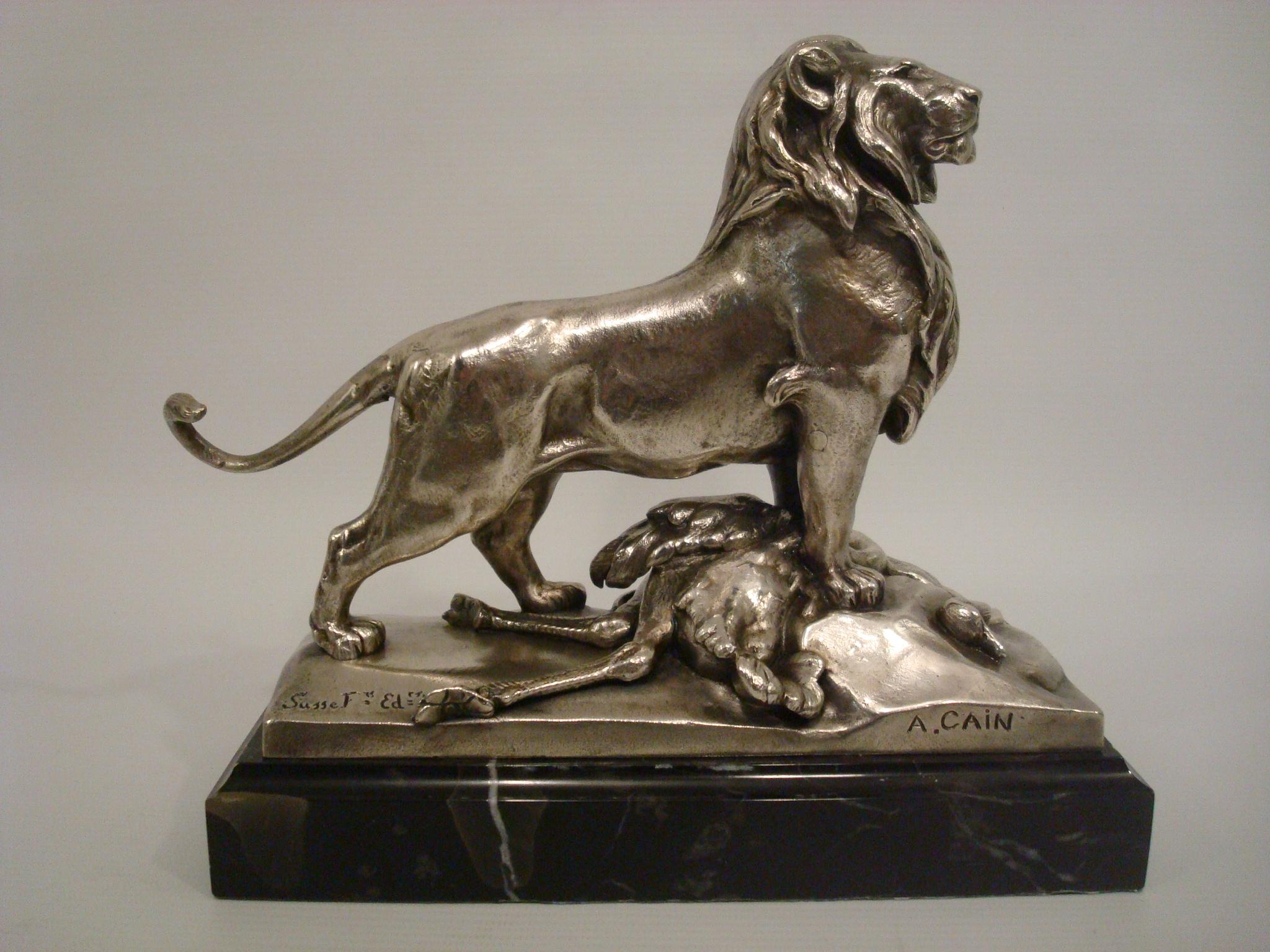 Auguste Cain Lion et autruche en bronze argenté (1822-1894). Ce bronze fin représente un lion mâle se tenant fièrement, son pied avant droit est perché sur un rocher et son pied gauche se tient fermement sur sa prière, une autruche ; il a une