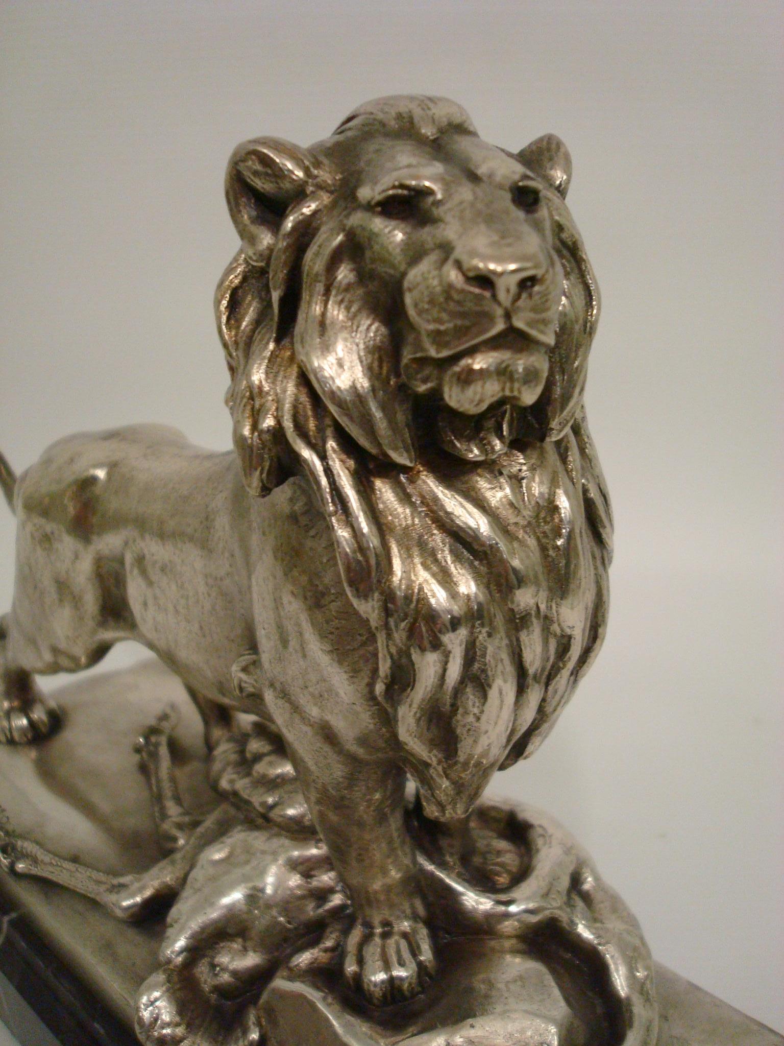 Auguste Cain versilberte Bronze-Skulptur Löwe und Strauß, 19. Jahrhundert. im Angebot 1