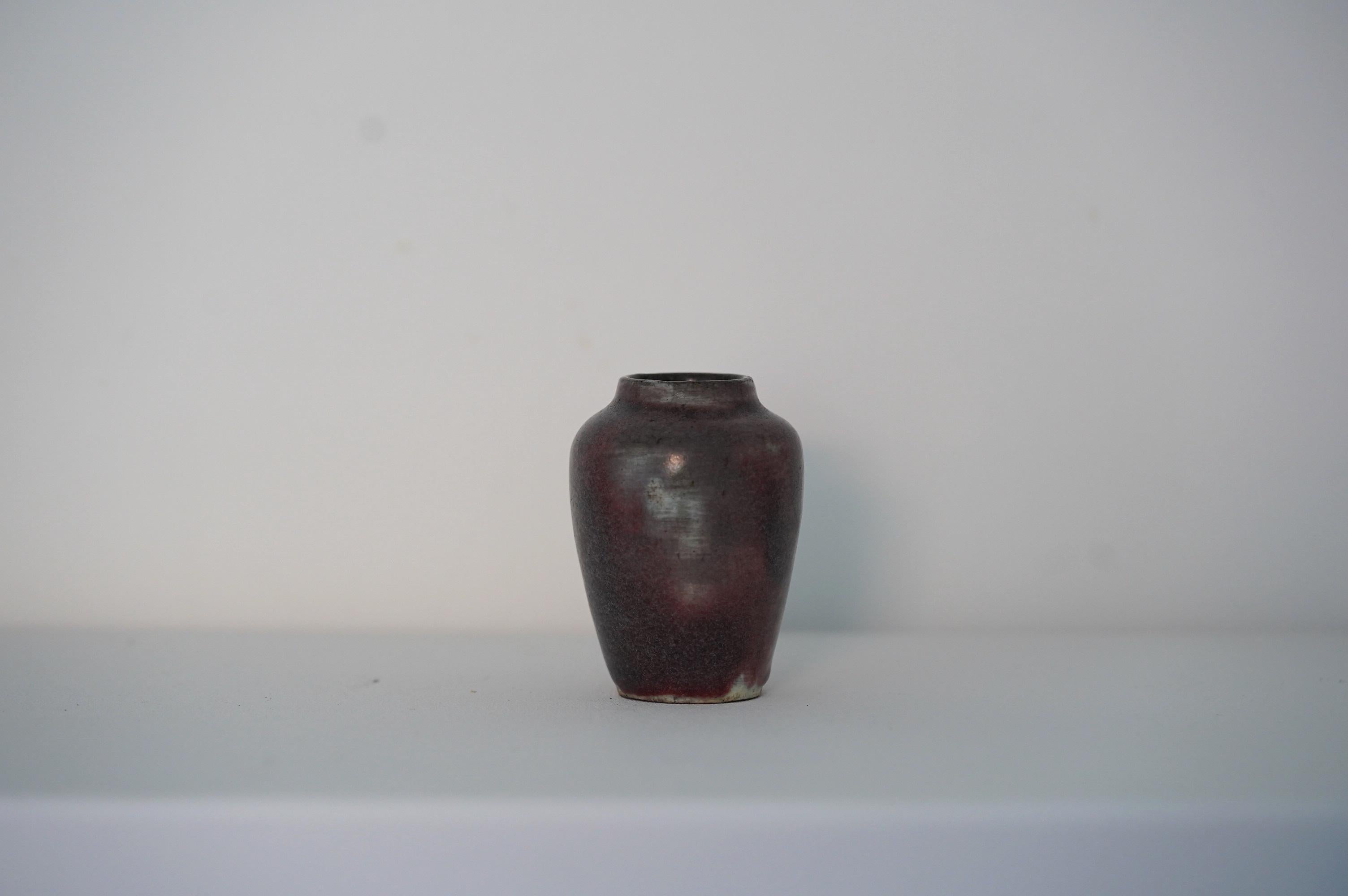 Vaso in miniatura in gres del famoso ceramista francese Auguste Delaherche.
Smalto color sangue di bue.
Firmato.

Realizzato nel suo laboratorio di Rue Blomet a Parigi, Francia.
Circa 1895 / primi anni del 1900.
