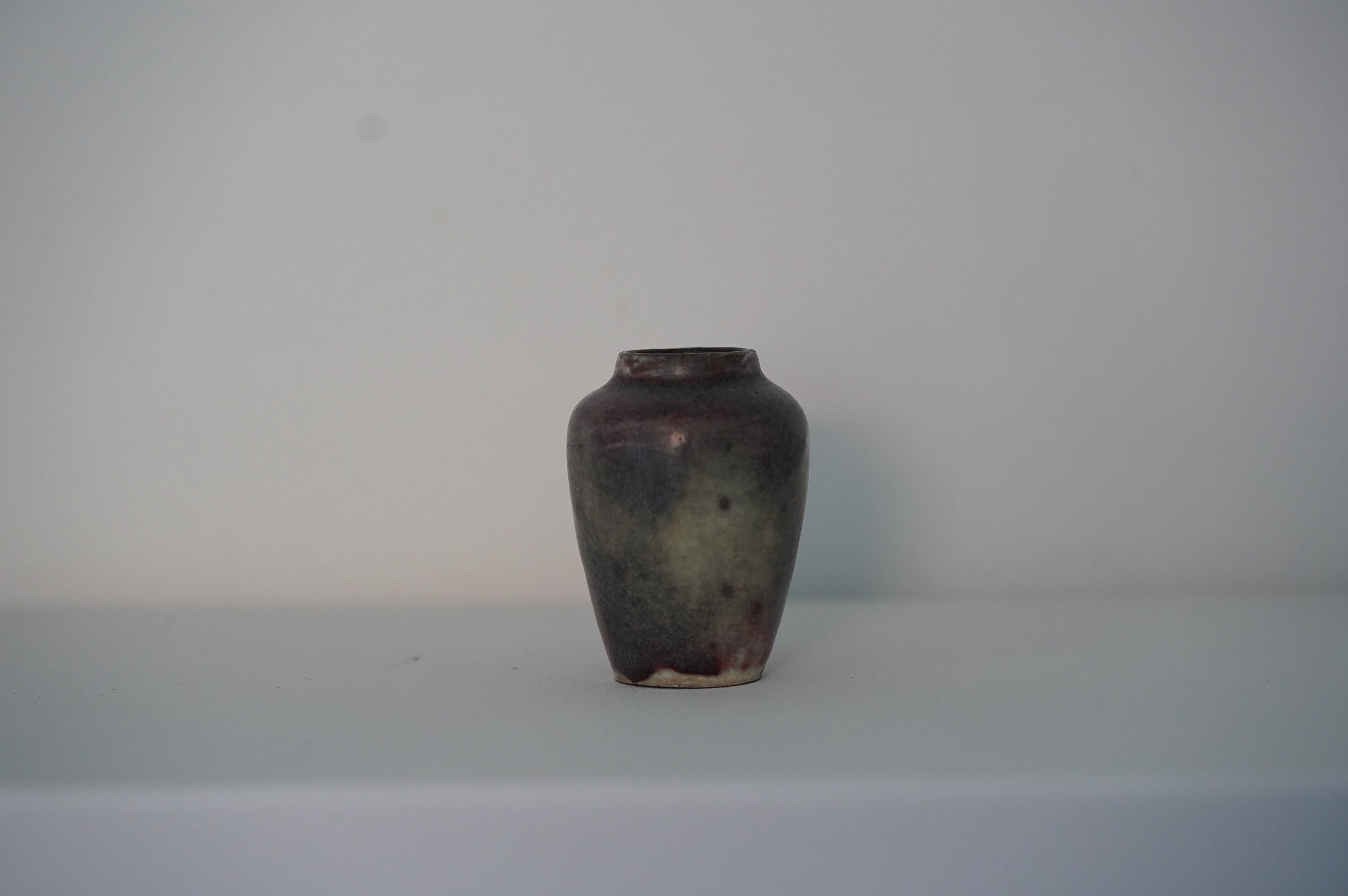 Francese Vaso in miniatura in gres di Auguste Delaherche, smalto color sangue di bue, Francia, 1890-1900 in vendita