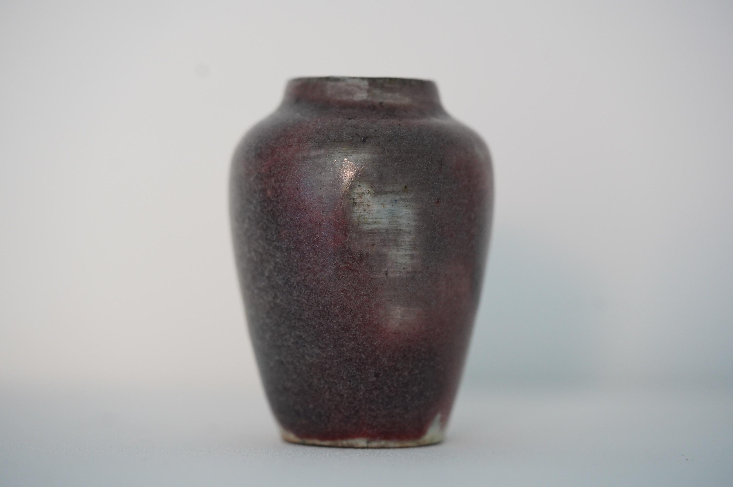 Fine XIX secolo Vaso in miniatura in gres di Auguste Delaherche, smalto color sangue di bue, Francia, 1890-1900 in vendita