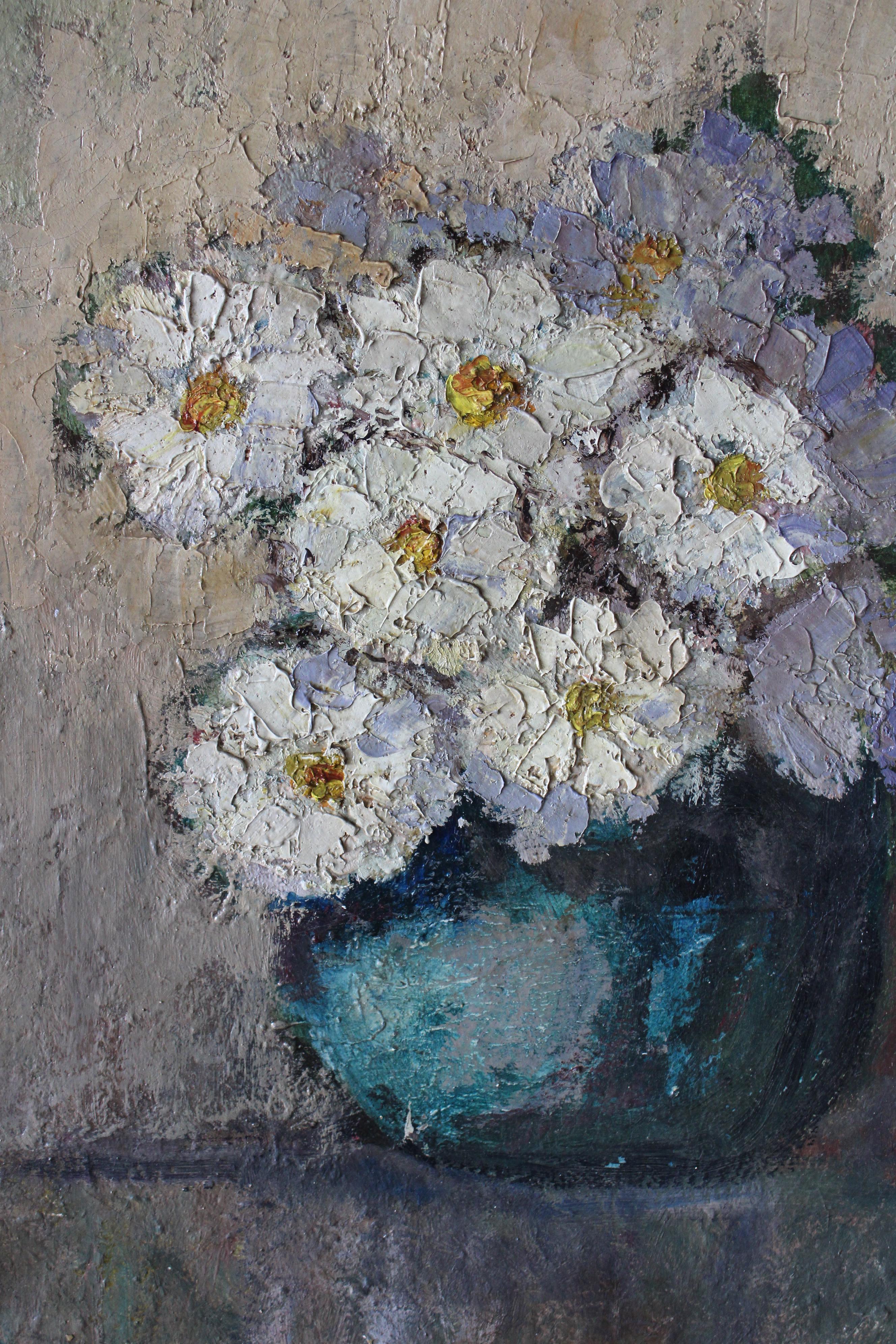 Vintage Stillleben postimpressionistischen Ölgemälde auf Karton von weißen Blumen mit gelben Zentren von Französisch Künstler Auguste Denis-Brunaud (1903-1985).  Ein hübsches, juwelenartiges Ölgemälde aus der Mitte des Jahrhunderts in seinem