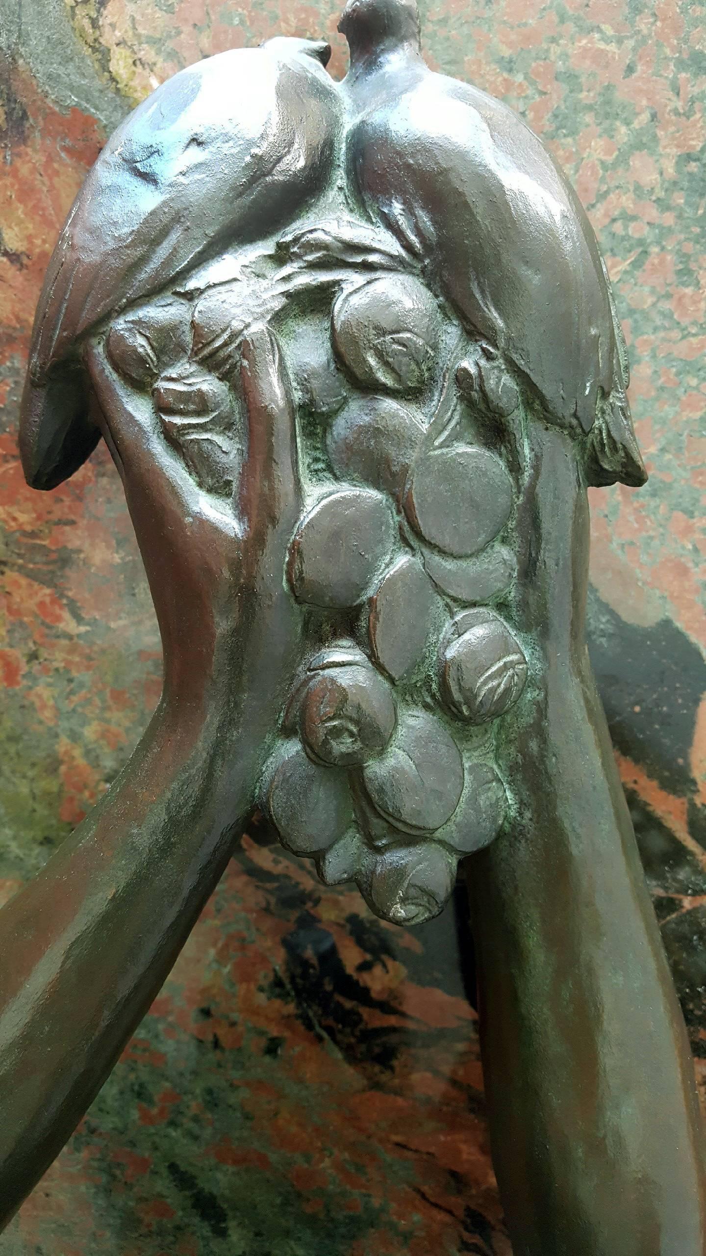 Skulptur im Art déco-Stil  - Art Deco Bronze, Nackte Venus Tauben Trauben im Angebot 3