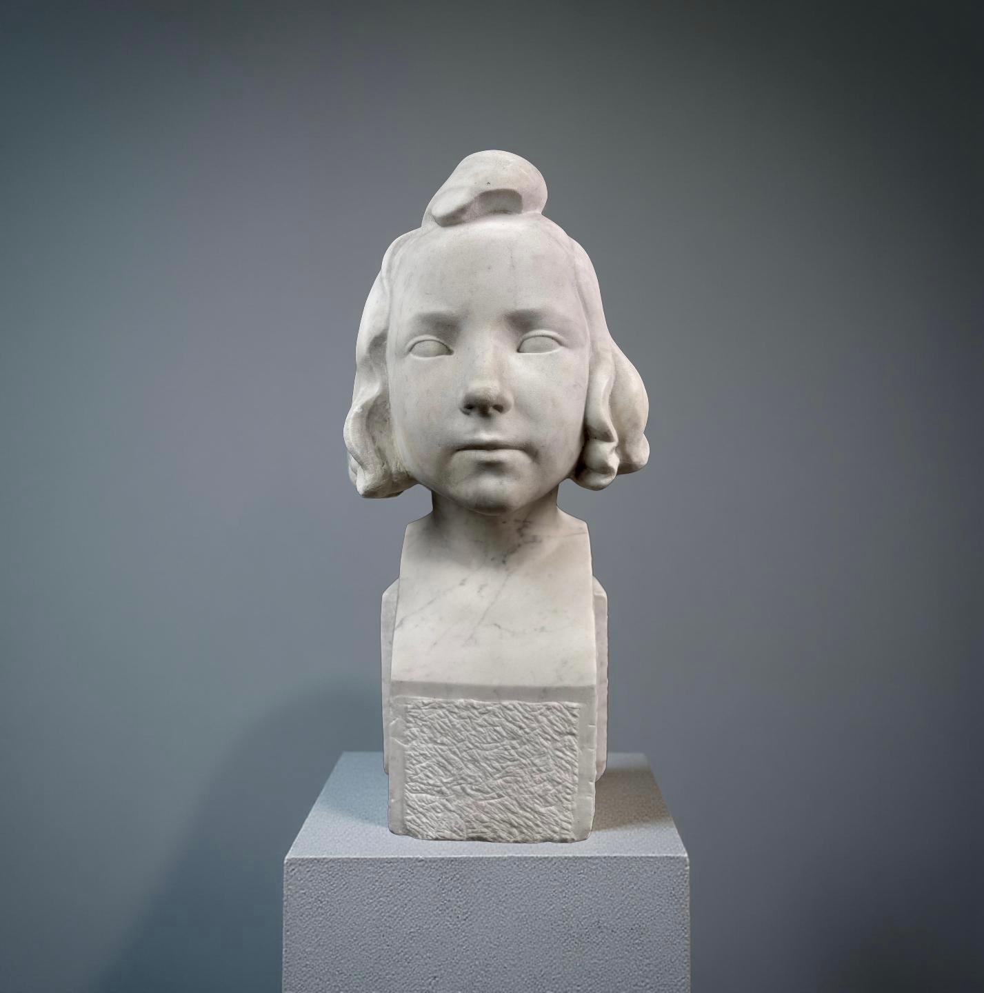 Büste eines Mädchens in weißem Marmor Signiert Französisch Art Deco Schule – Sculpture von Auguste Heng