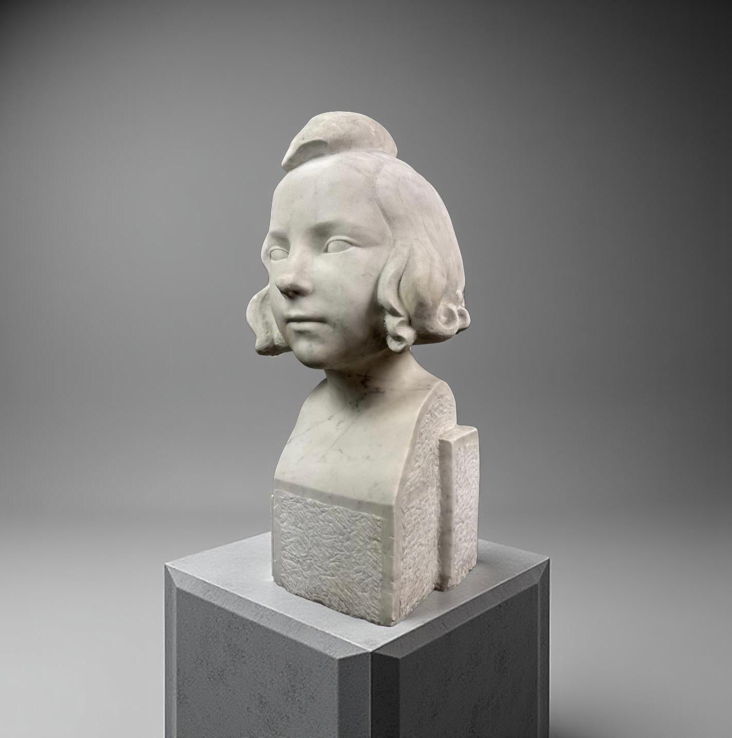Büste eines Mädchens in weißem Marmor Signiert Französisch Art Deco Schule (Art déco), Sculpture, von Auguste Heng