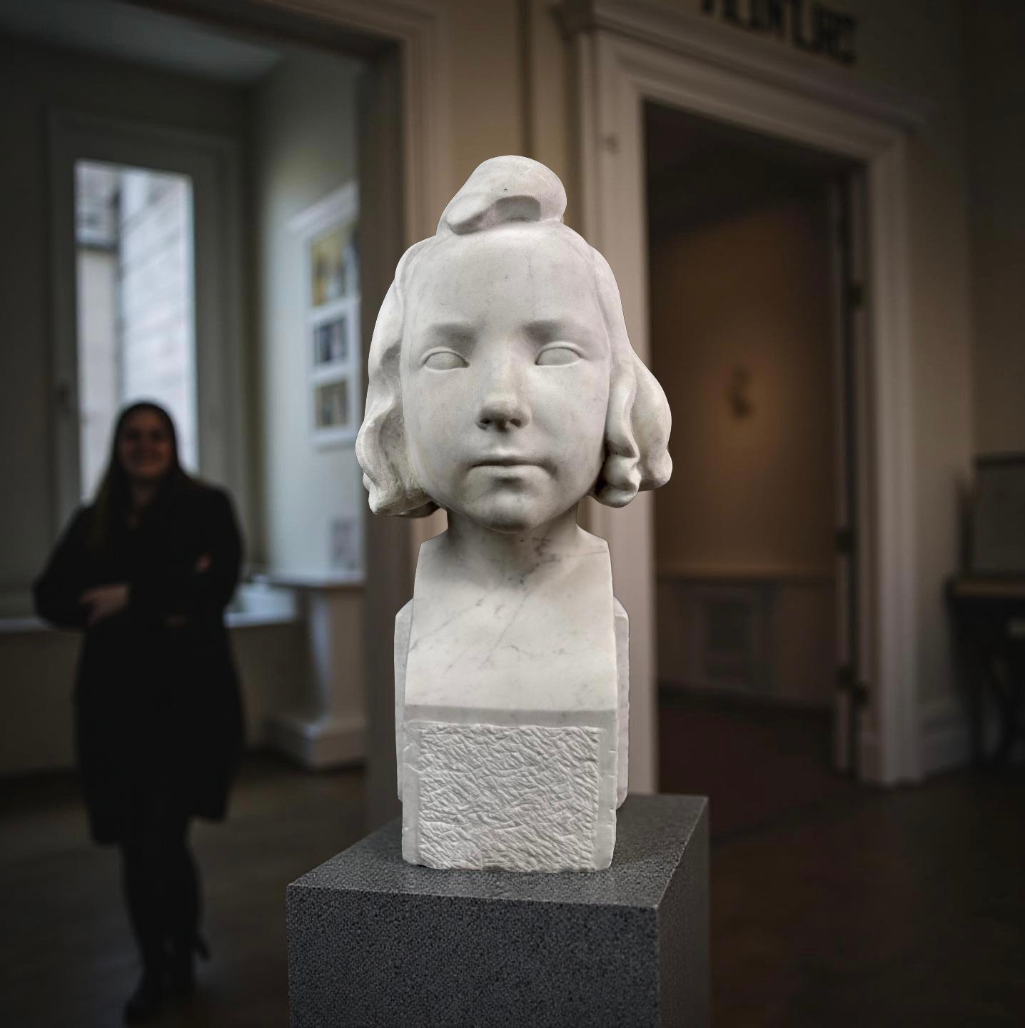 Büste eines Mädchens in weißem Marmor Signiert Französisch Art Deco Schule im Angebot 1