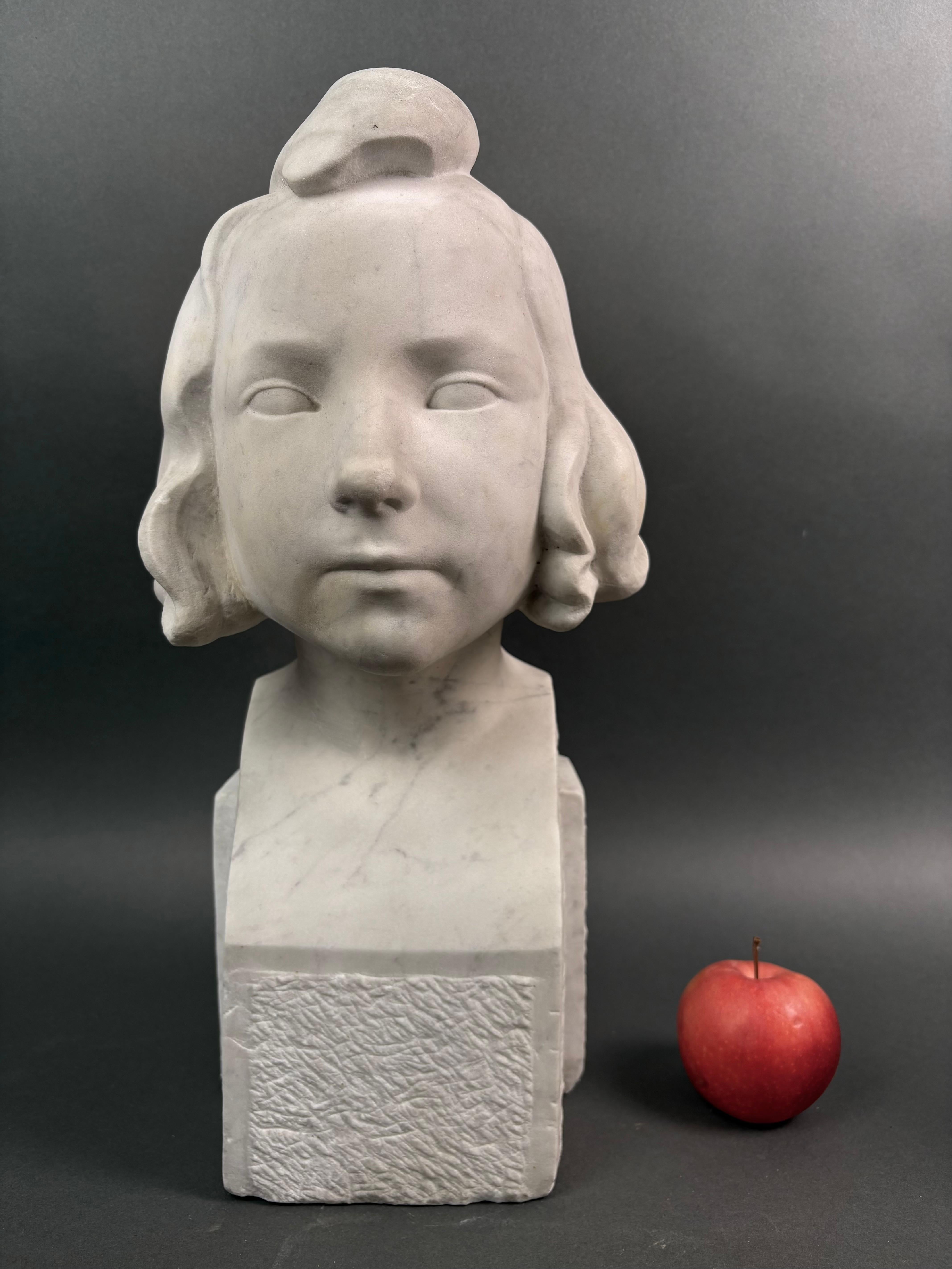 Büste eines Mädchens in weißem Marmor Signiert Französisch Art Deco Schule im Angebot 3