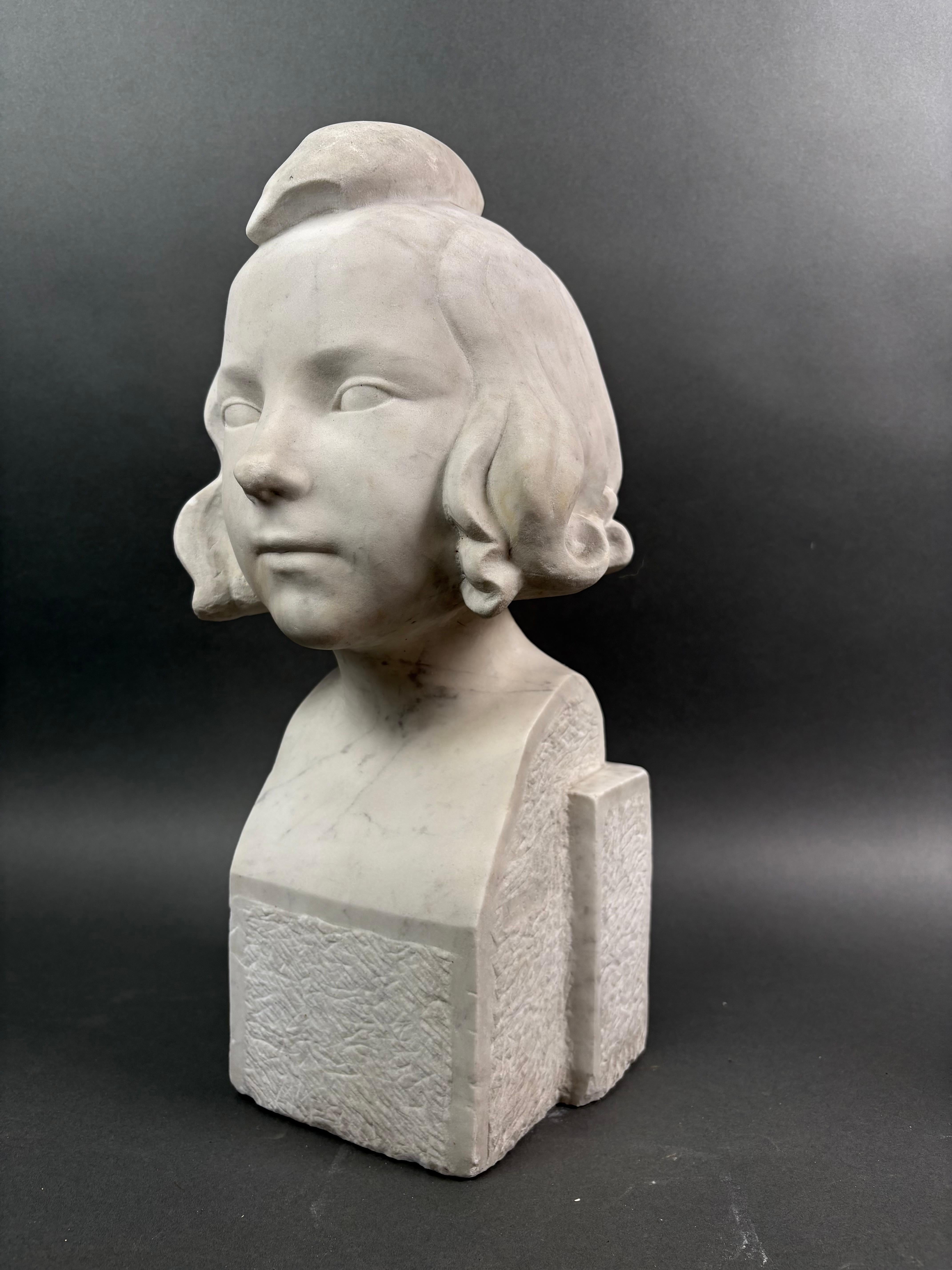 Auguste Heng Figurative Sculpture – Büste eines Mädchens in weißem Marmor Signiert Französisch Art Deco Schule