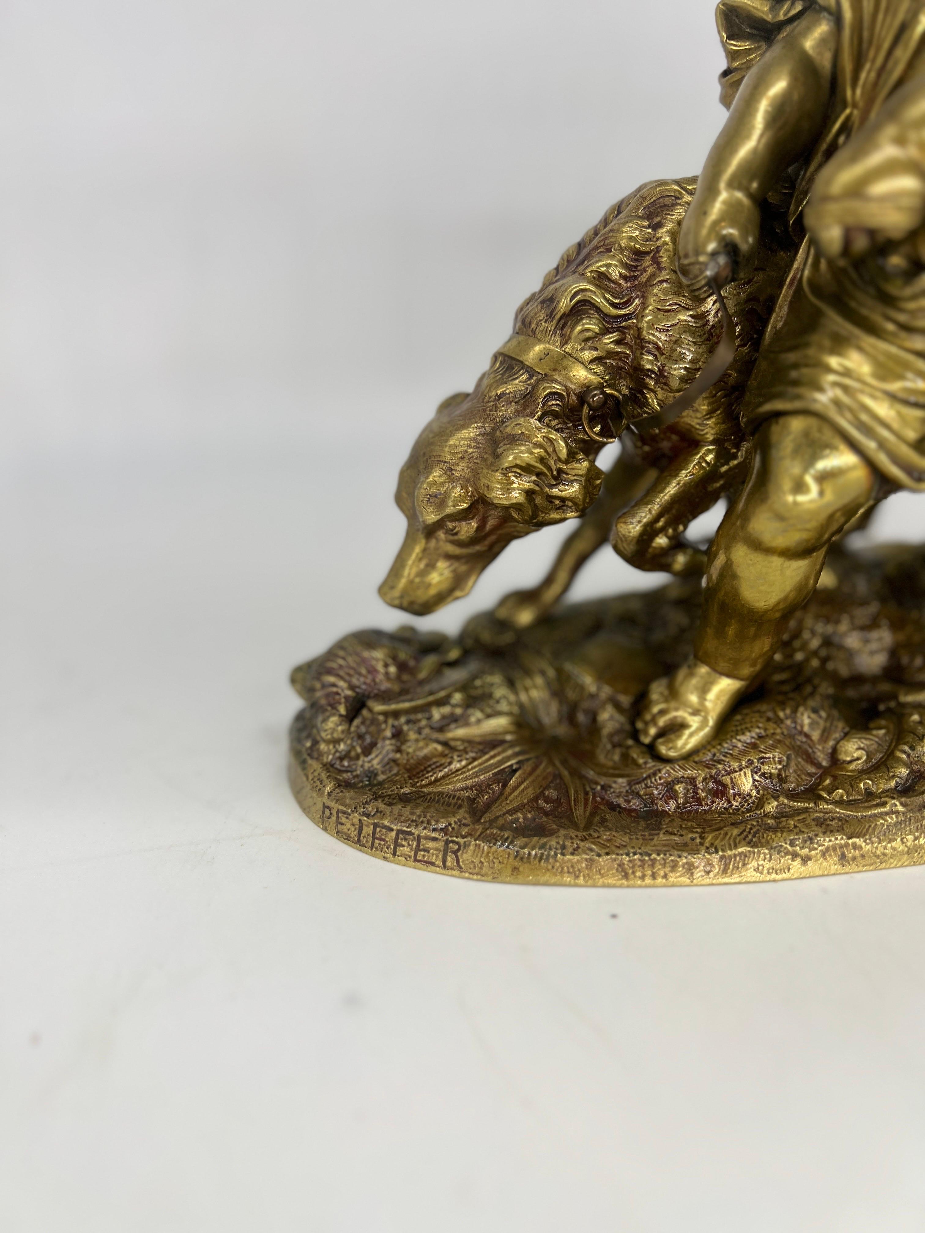 Auguste Joseph Peiffer (1832-1886), französischer Bildhauer, geboren in Paris, der vor allem Bronzen mit allegorischen und mythologischen Motiven schuf.
Dieses Werk zeigt ein schönes Kind, das seinen Jagdhund an der Leine hält und ihn daran hindert,