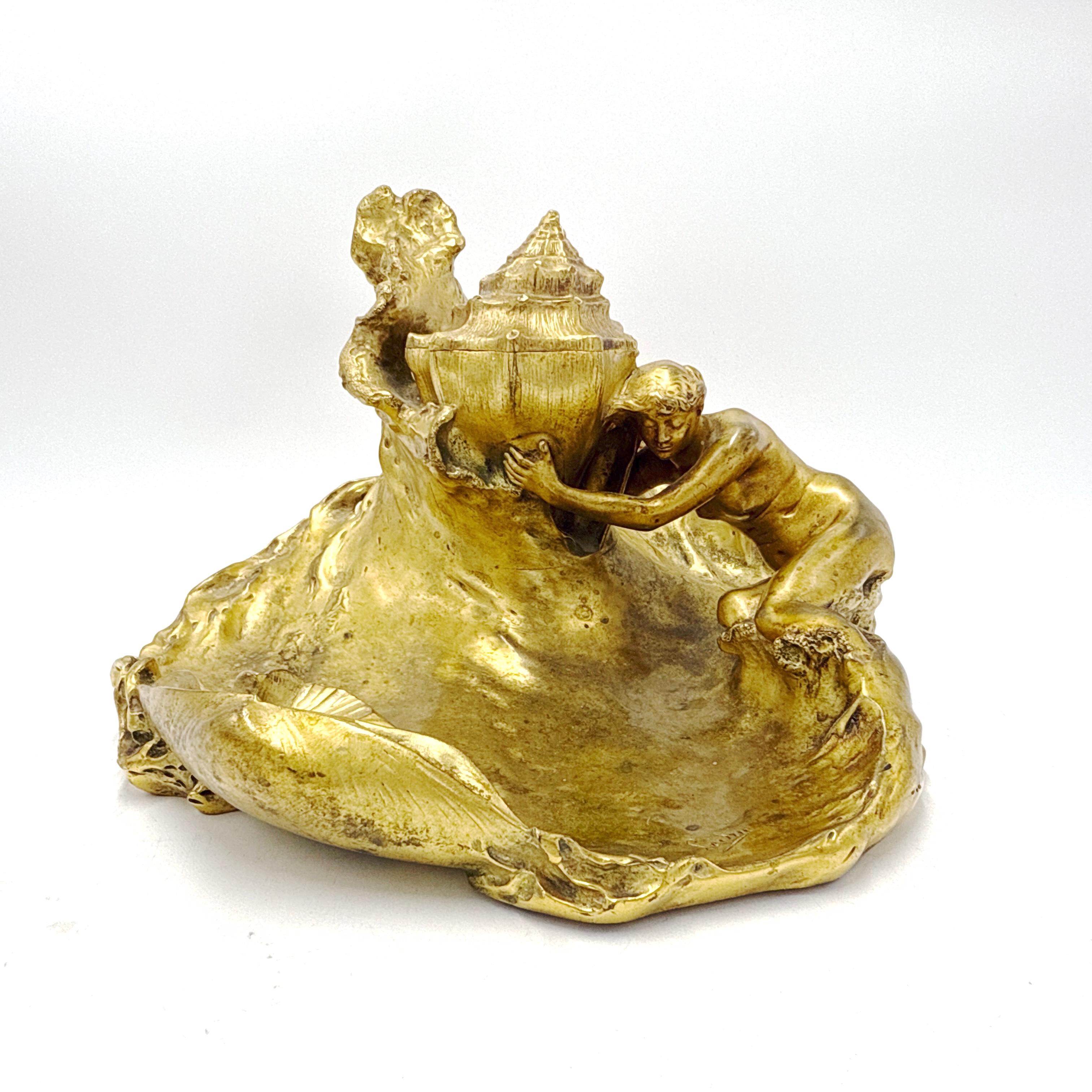 Un magnifico e sostanzioso calamaio francese in bronzo dorato Art Nouveau, scolpito con dettaglio e fluidità, firmato Ledru (Auguste Ledru - francese, 1860-1902) e recante il prestigioso sigillo della fonderia Susse Frères Editeurs. Si tratta di un