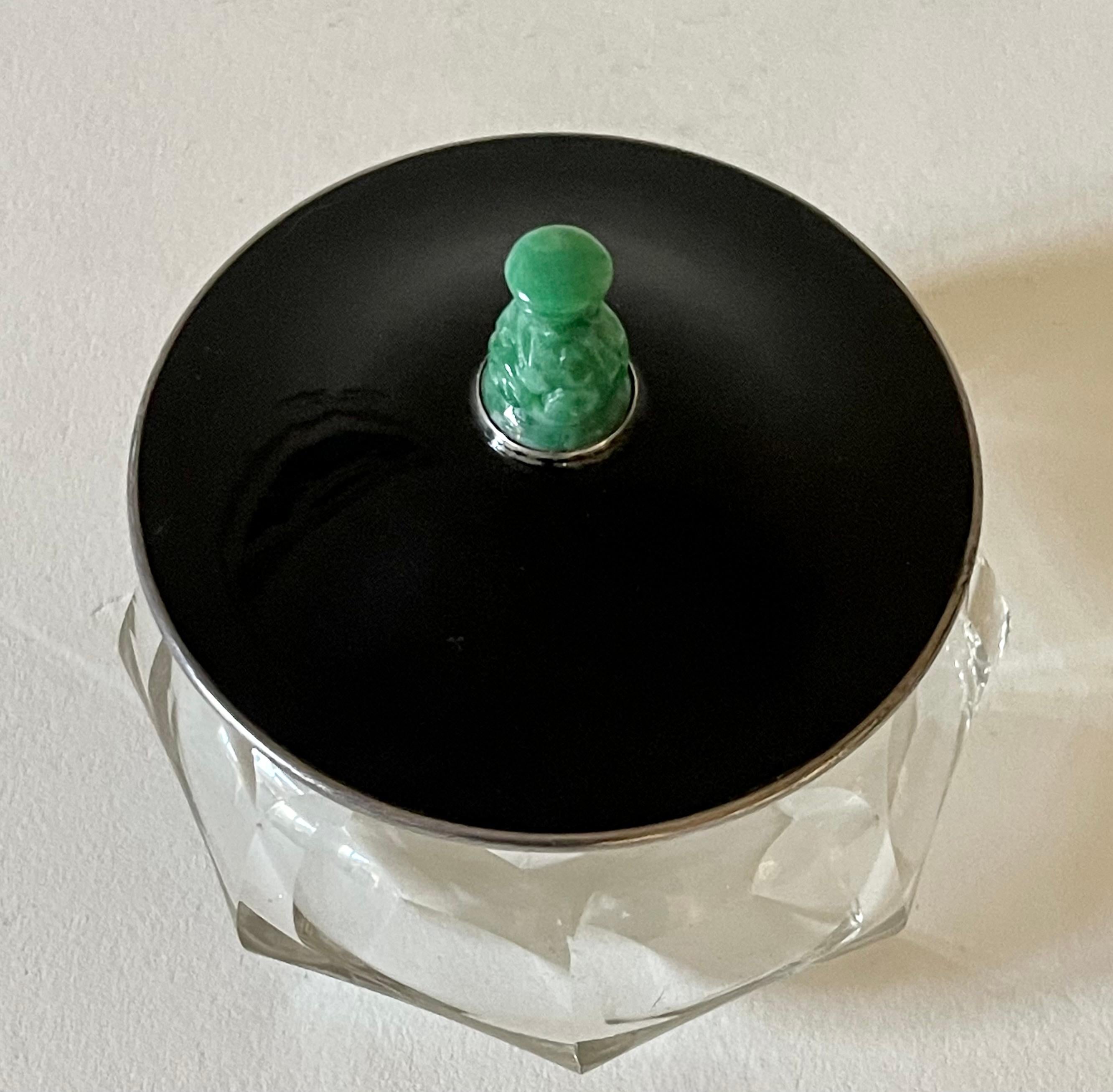 Auguste Leroy Paris & Cie (1912-1935) Caja Art Decó Baccarat, de plata de ley con tapa de esmalte negro y asa en forma de quimera de jadeíta Chinoiseries. Hallmarked