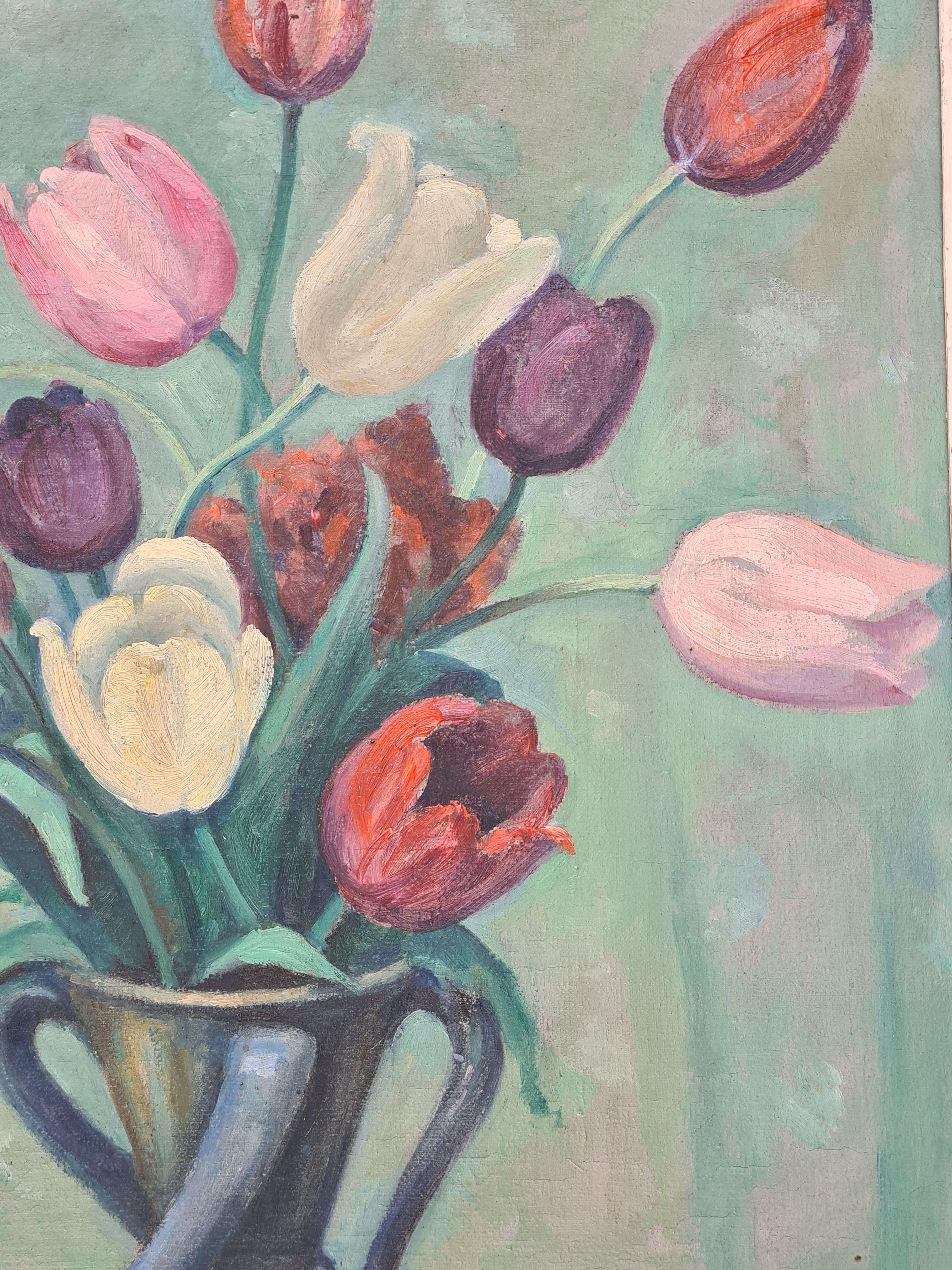 The Tulips, Nature morte Art déco sur toile de tulipes dans un vase dans un intérieur en vente 1