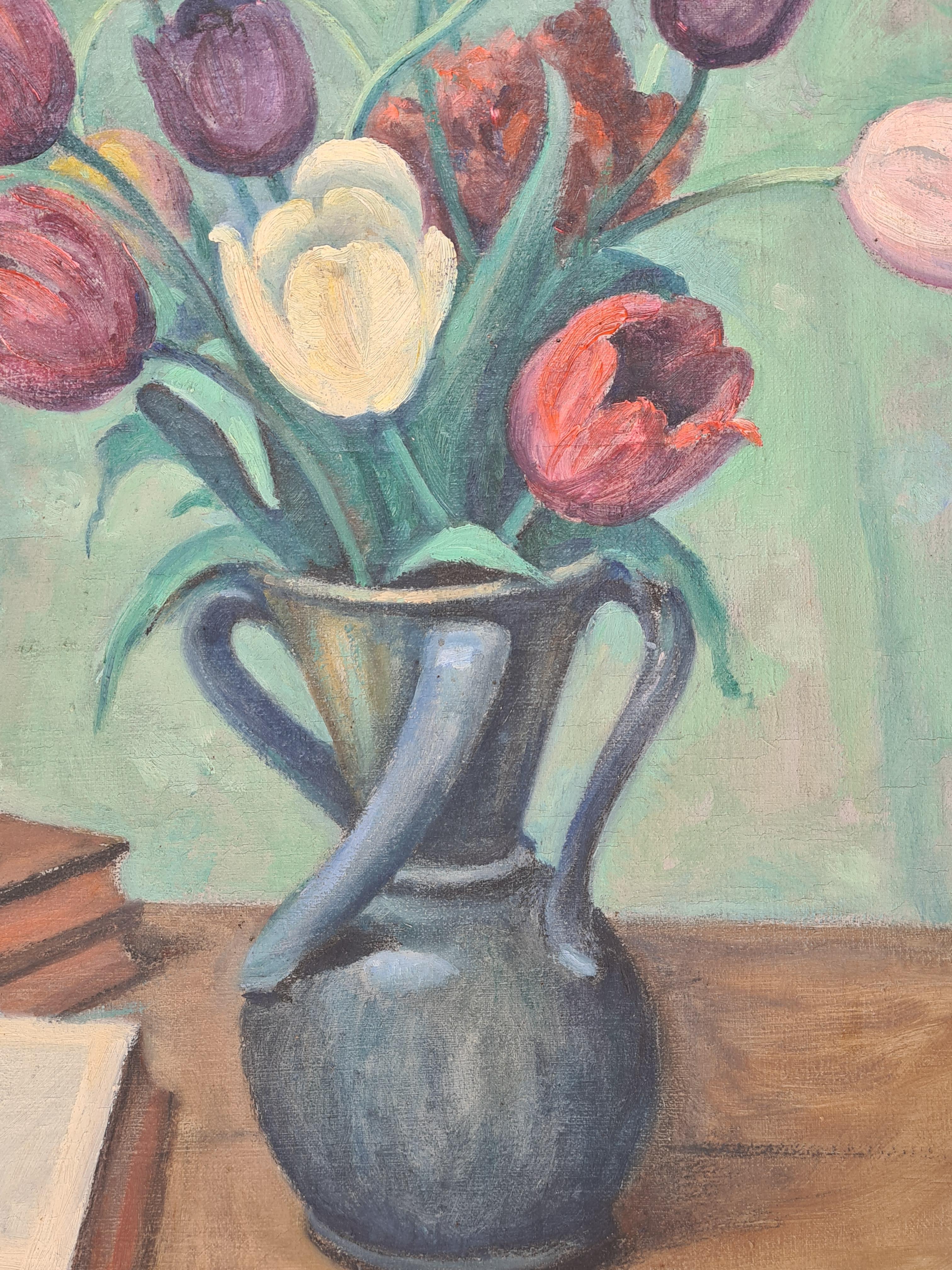 The Tulips, Nature morte Art déco sur toile de tulipes dans un vase dans un intérieur en vente 2