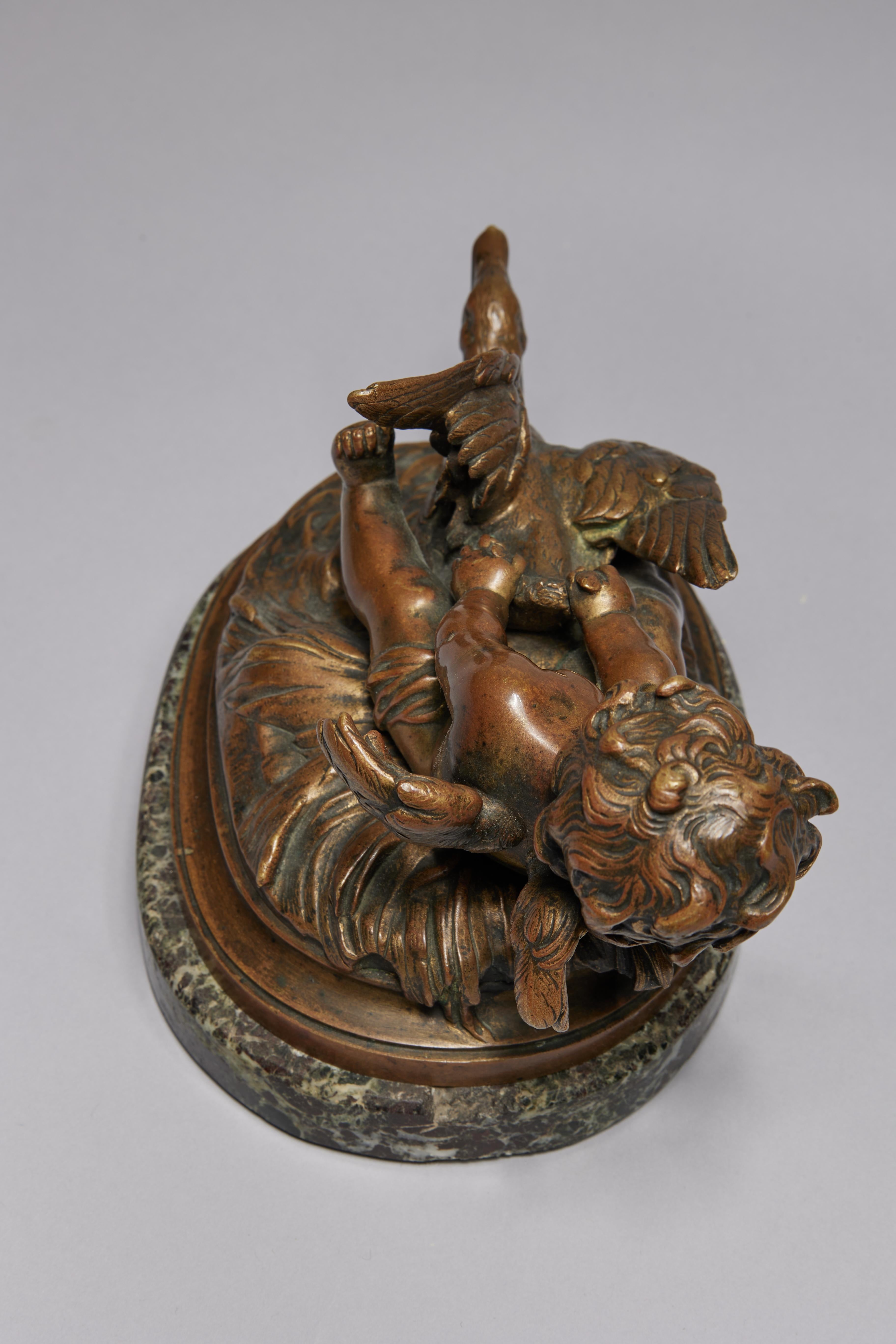 Bambino cigno, scultura in bronzo e marmo del XIX secolo raffigurante un cherubino che cavalca un cigno in vendita 2