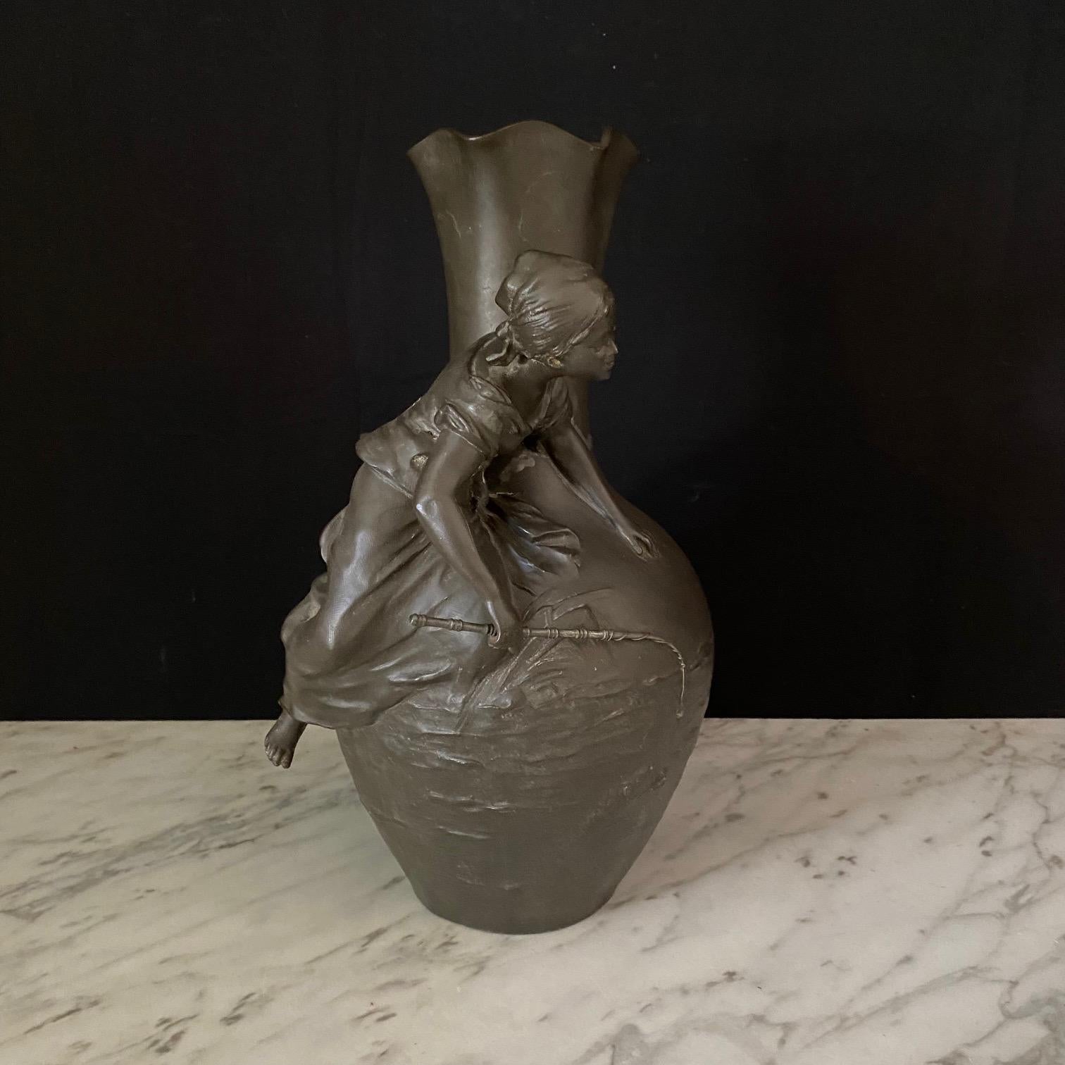 Français  Paire de vases sculpturaux de style Art nouveau français signés Auguste Moreau en vente