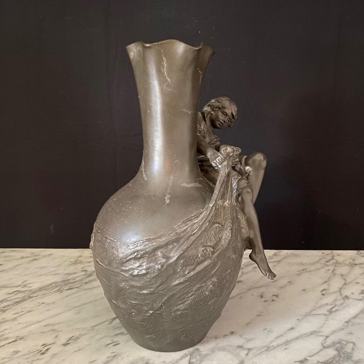 Métal  Paire de vases sculpturaux de style Art nouveau français signés Auguste Moreau en vente