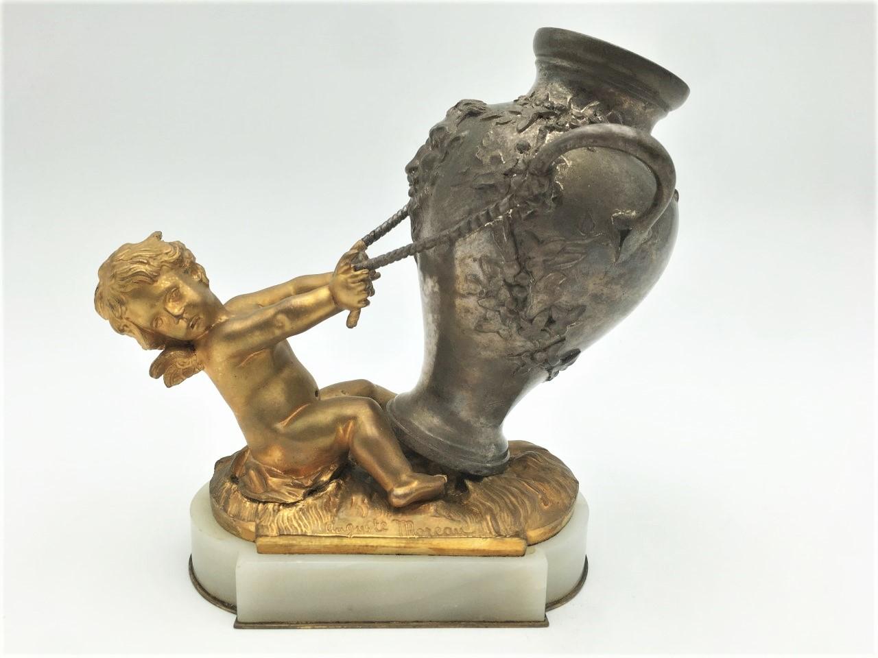 Hübsche kleine Bronze, signiert von Auguste Moreau (1834-1917), in Bronze mit zwei Patina, die einen vergoldeten Cherub darstellt, der einen silbernen Bronzekrug hält, der mit Blumenmotiven und dem Kopf eines Fauns verziert ist. Terrasse aus weißem