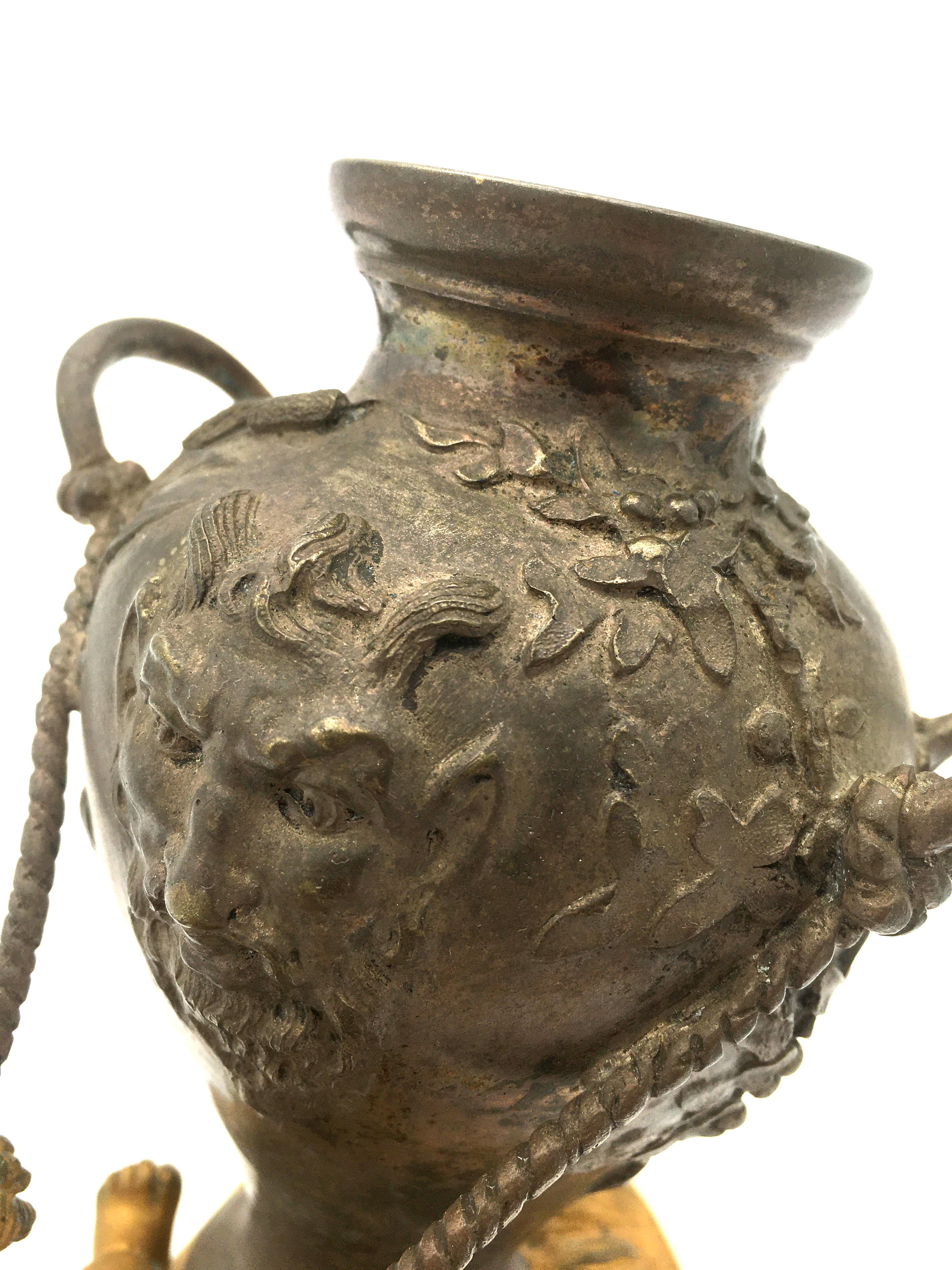 Auguste Moreau Putten, die ein mit Satire-Bronze verziertes Gefäß aufstellen, 19. Jahrhundert (Spätes 19. Jahrhundert)