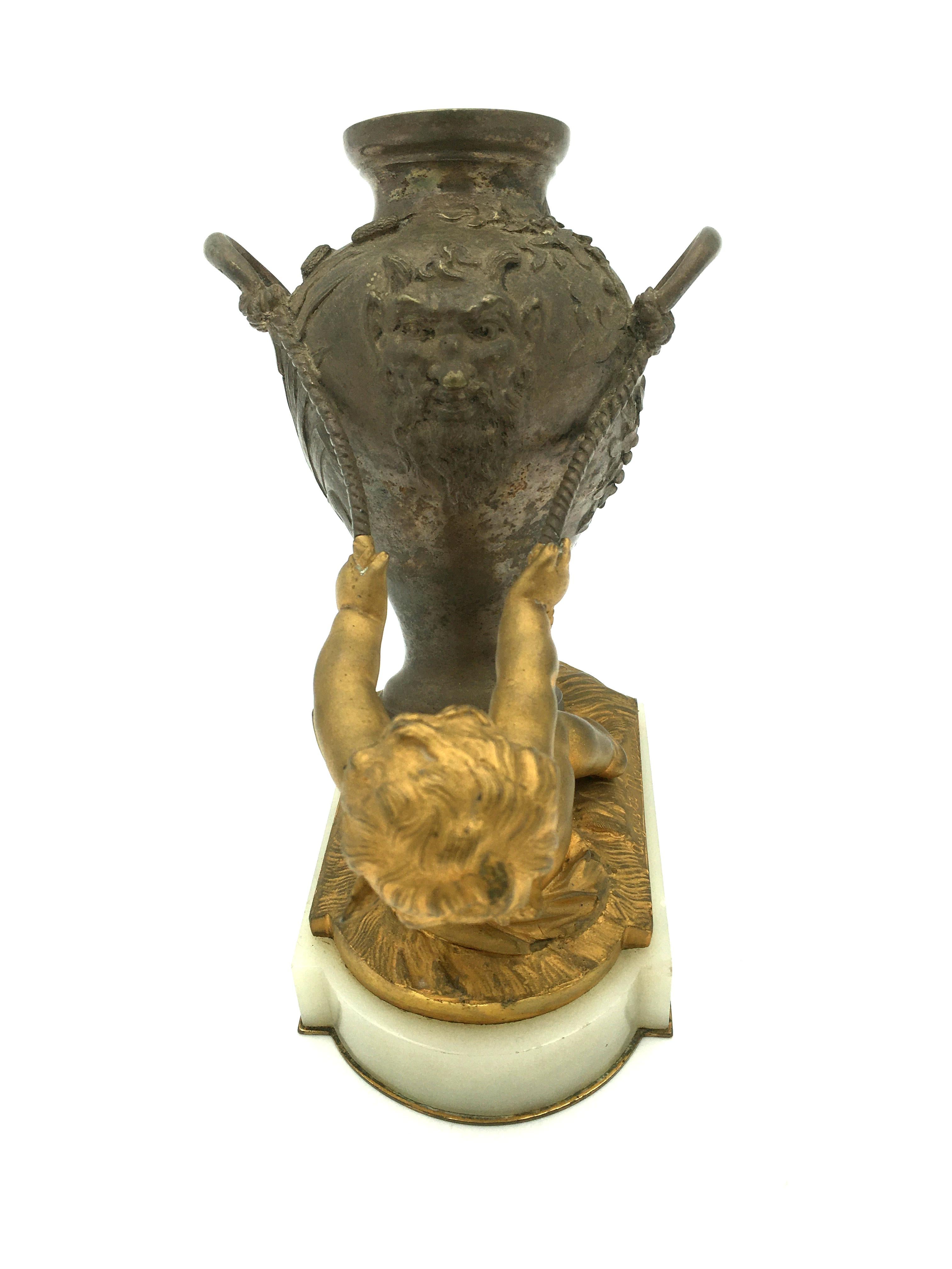 Auguste Moreau Putten, die ein mit Satire-Bronze verziertes Gefäß aufstellen, 19. Jahrhundert (Marmor)