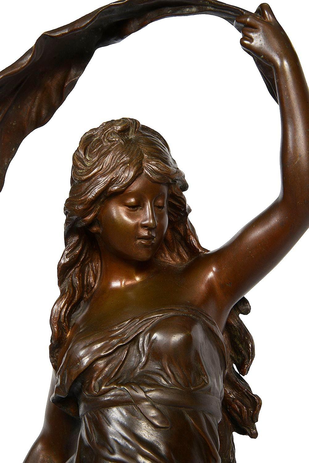 Patiné Sculpture d'Auguste Moreau de « La brise » 19ème siècle. en vente
