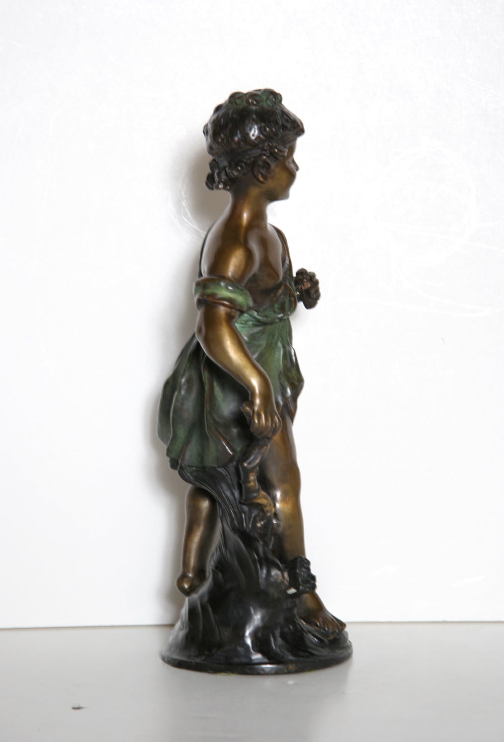 Cette sculpture en bronze d'Auguste Moreau est une belle œuvre de la période romantique. Auguste est le troisième fils du sculpteur et peintre Jean Baptiste Moreau.  En 1861, il fait ses débuts au Salon, où il exposera régulièrement jusqu'en