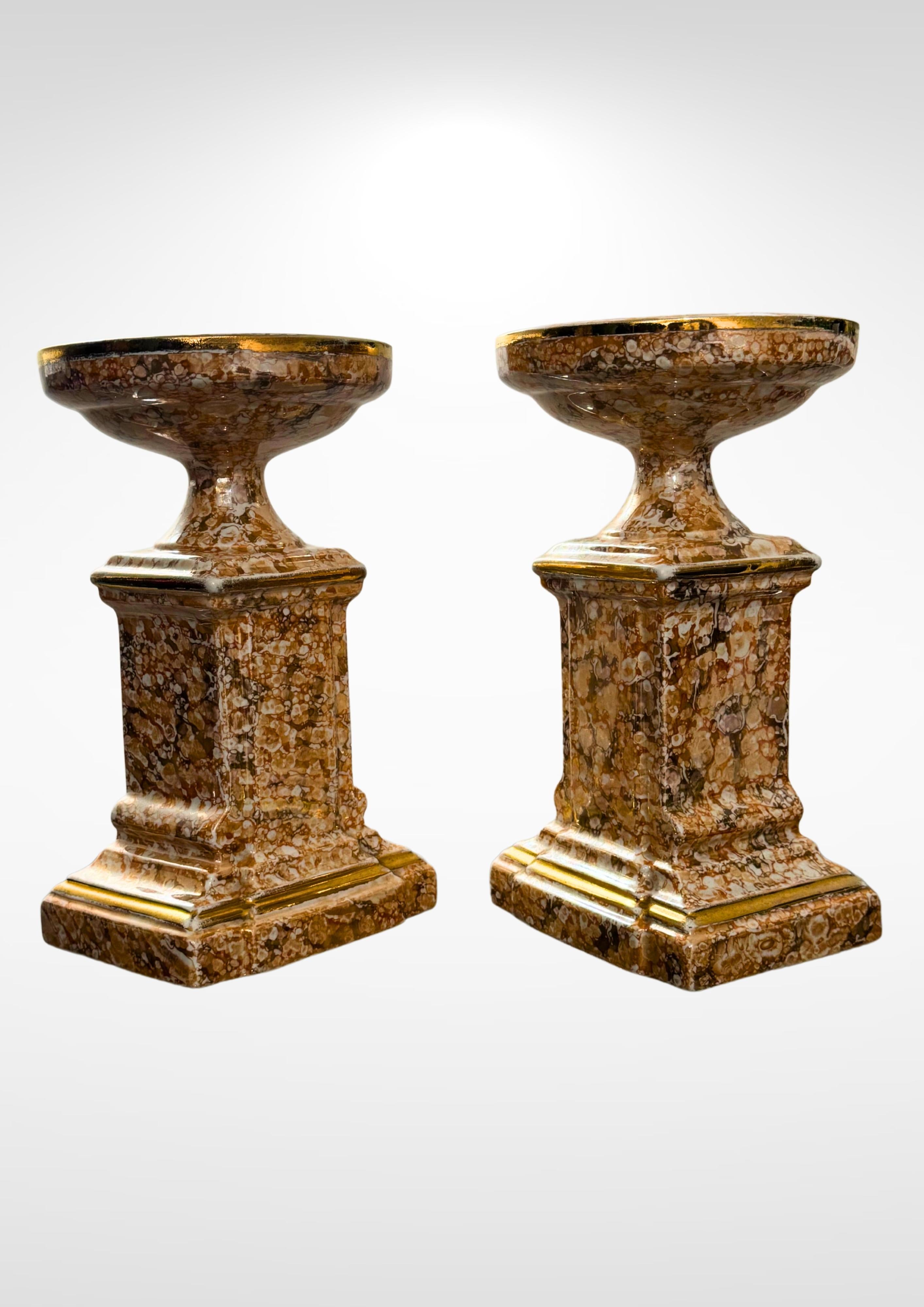 Paar Keramik-Tazzas aus den 1930er Jahren von Auguste Mouzin et Cie Belgien.
Hübsches Urnenpaar mit goldener Glasur und Marmoreffekt.
Beide Stücke sind auf der Innenseite mit der Auguste-Mouzin-Signatur 'x' in Gold und dem Stempel AMC made in