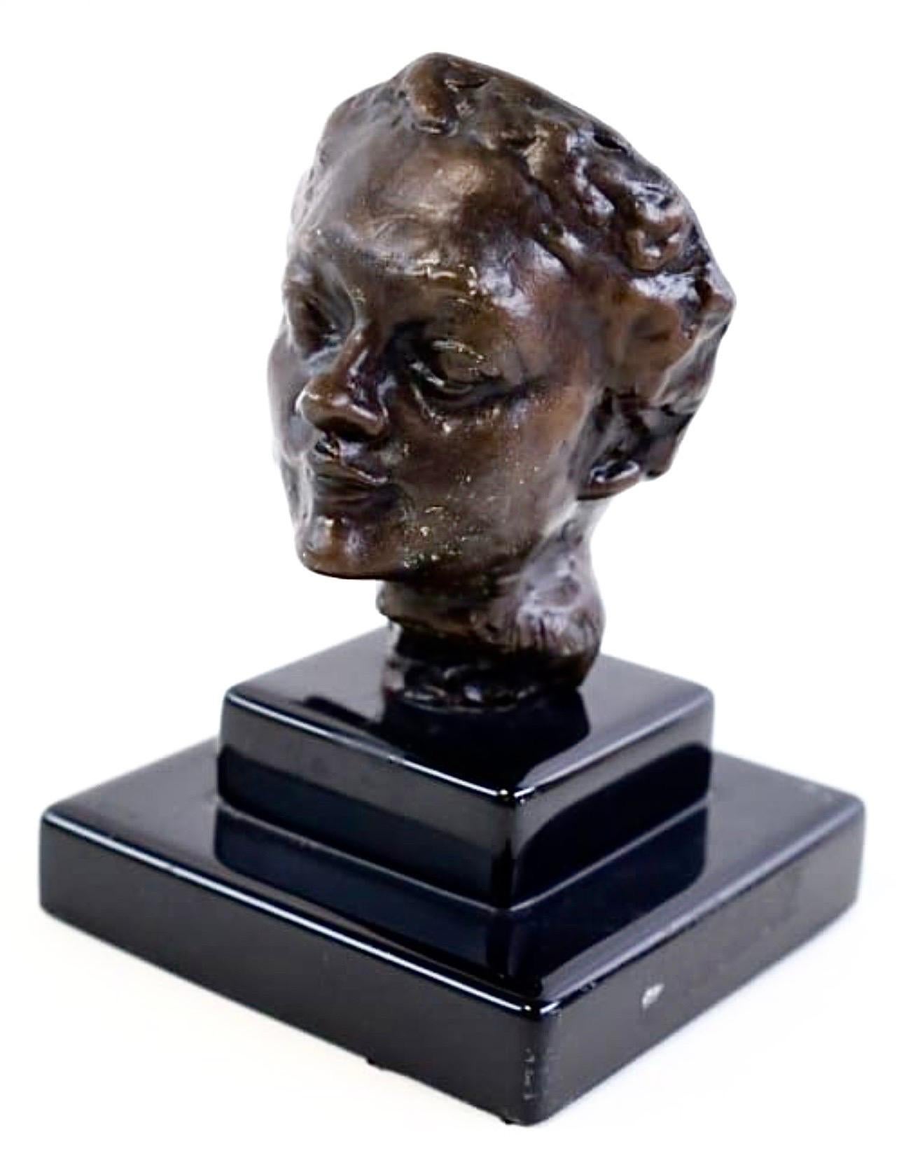 Kleine Bronzeskulptur eines gegossenen Kopfes aus Bronze nach Rodin „Petitite tete au nez retrousse“ – Sculpture von Auguste Rodin
