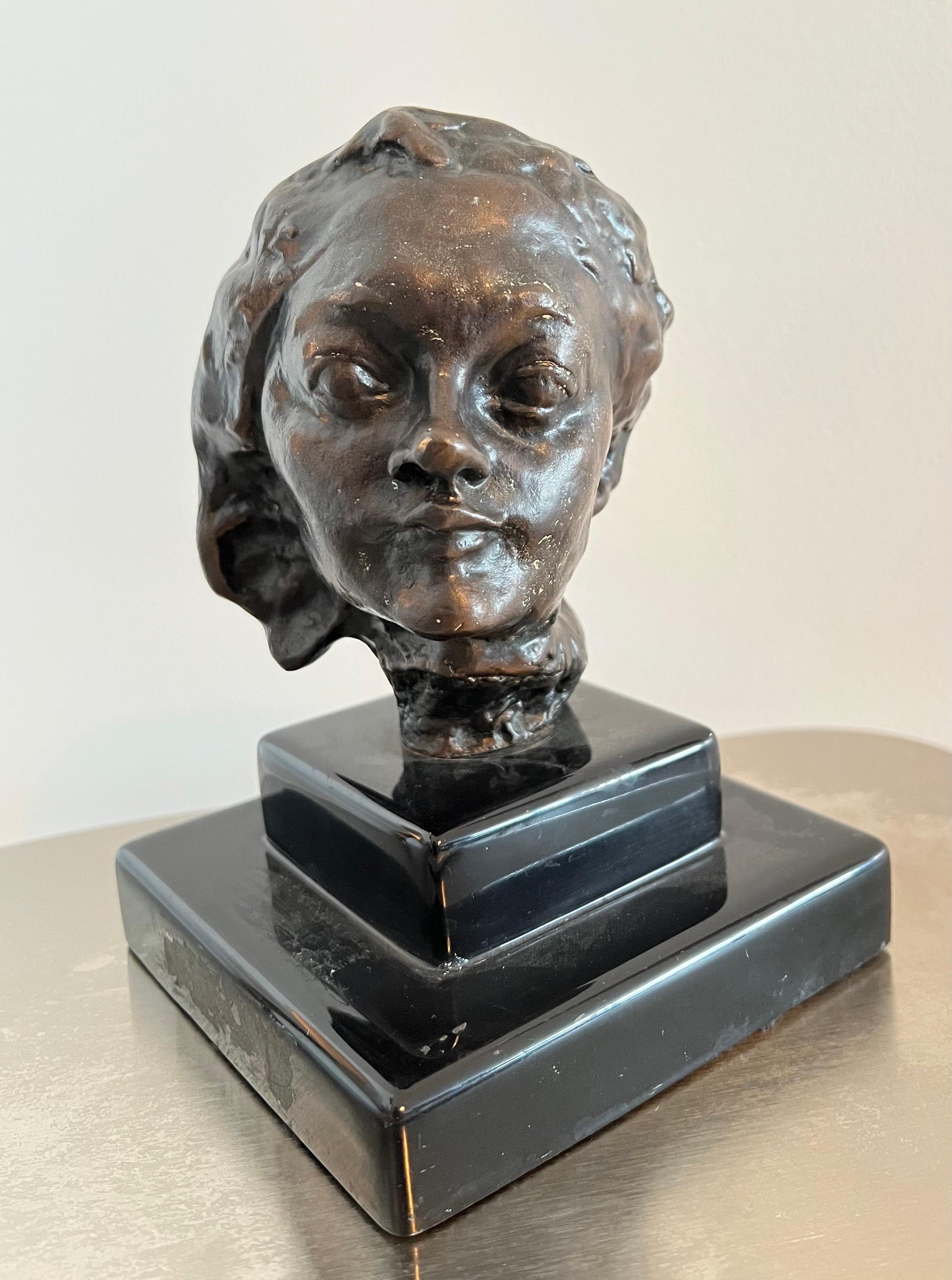 Kleine Bronzeskulptur eines gegossenen Kopfes aus Bronze nach Rodin „Petitite tete au nez retrousse“ im Angebot 4