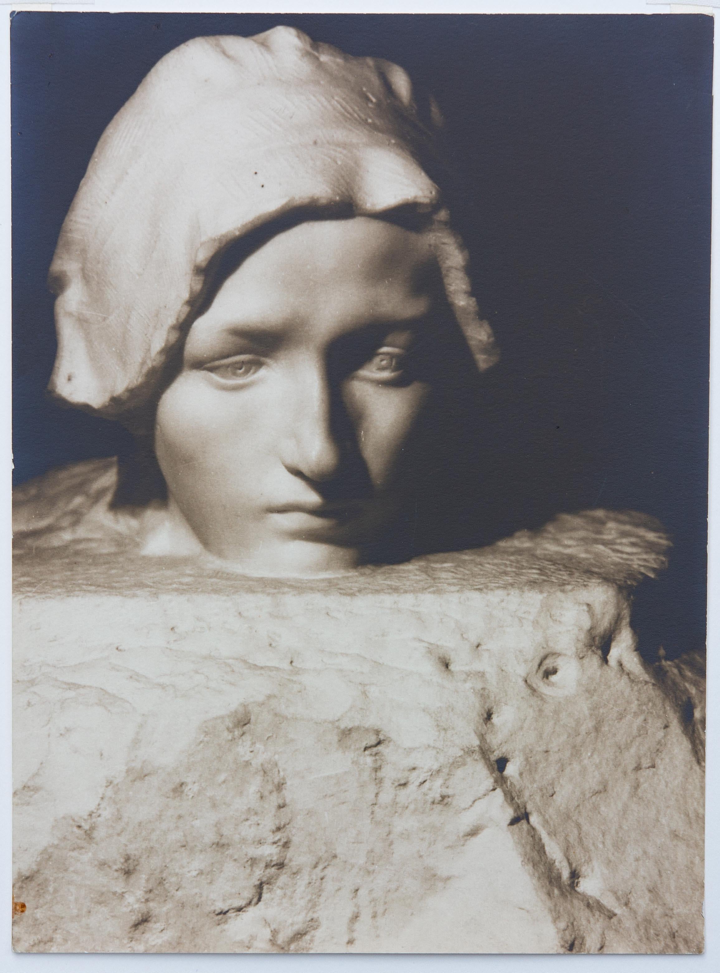 Vintage By  Fotografie von Auguste Rodin Skulptur von Albert Rudomine (Grau), Figurative Photograph, von Auguste Rodin & Albert Rudomine