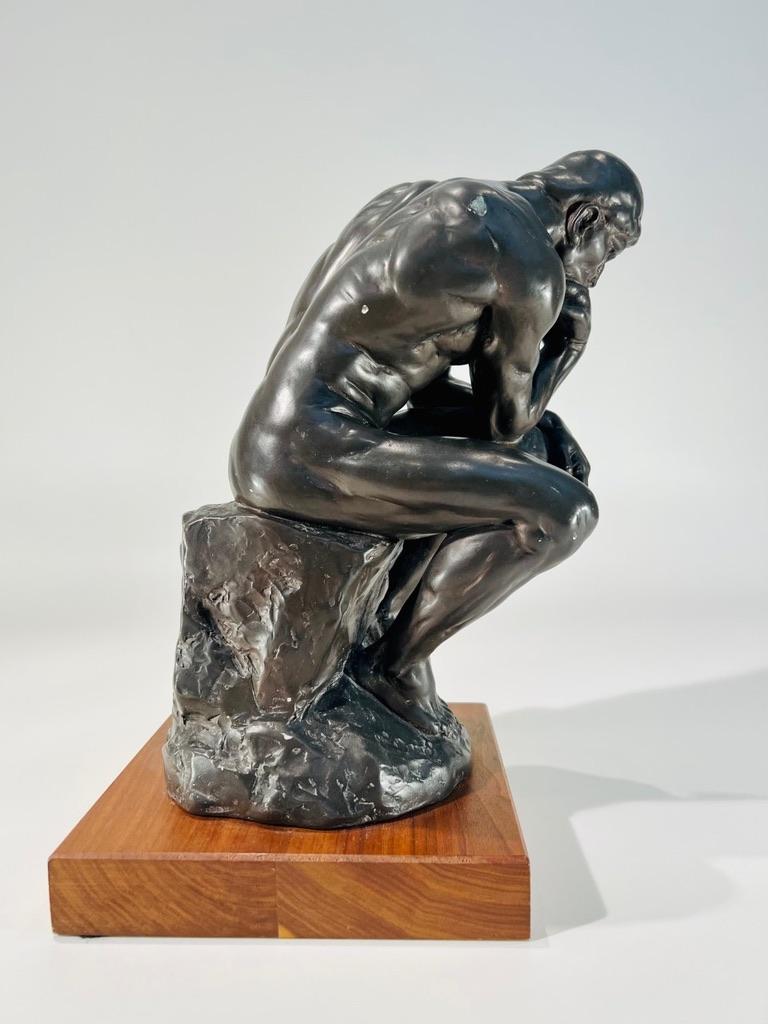 Milieu du XXe siècle reproduction française de l'exposition Auguste Rodin en plâtre et bois signée « Le Penseur ». en vente