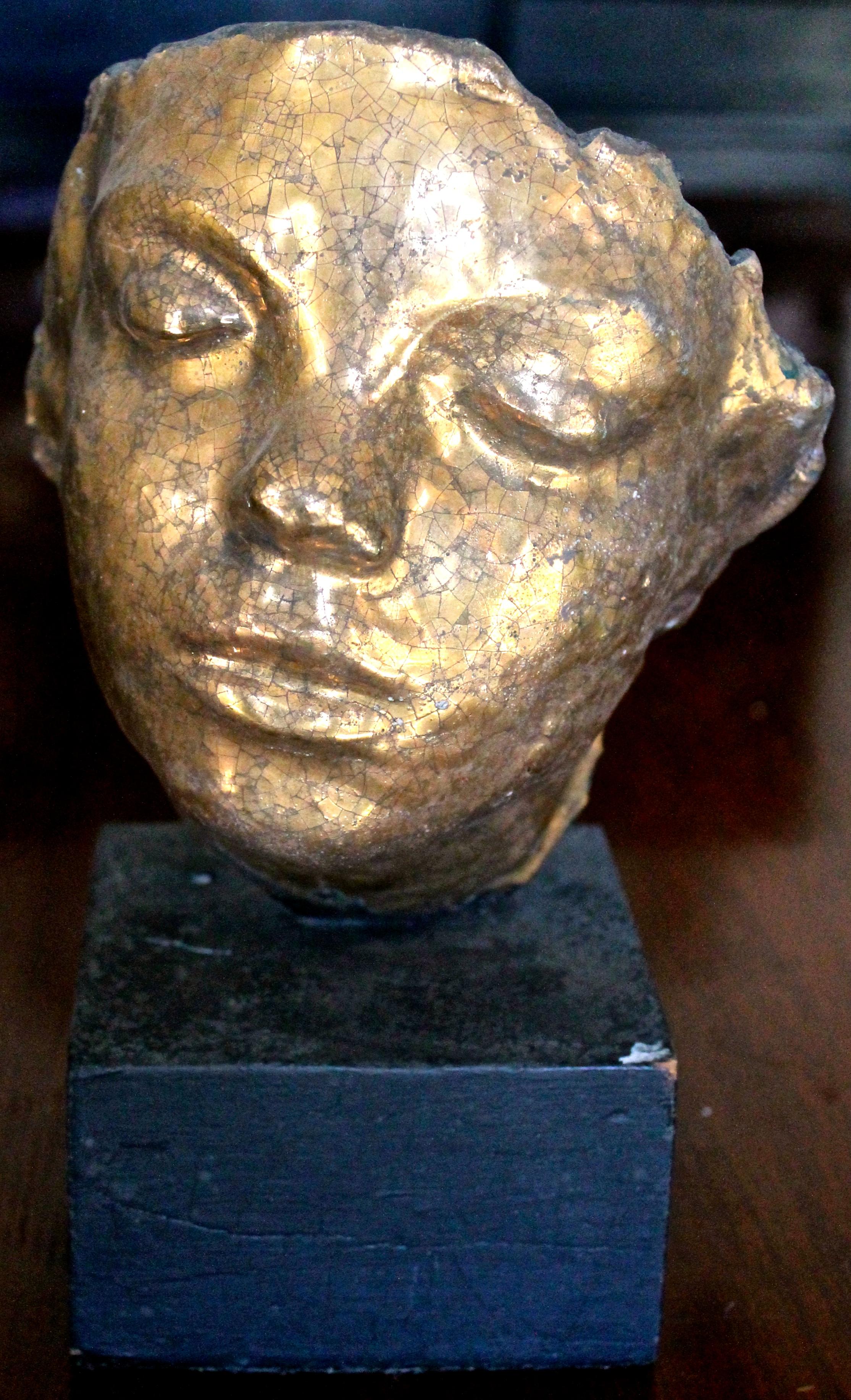 Scultura della testa della danzatrice giapponese Hanako di Auguste Rodin (1840-1917), 1930 circa. Versione in ceramica dorata di Jean Mayodon (1893-1967). Altezza totale di 11