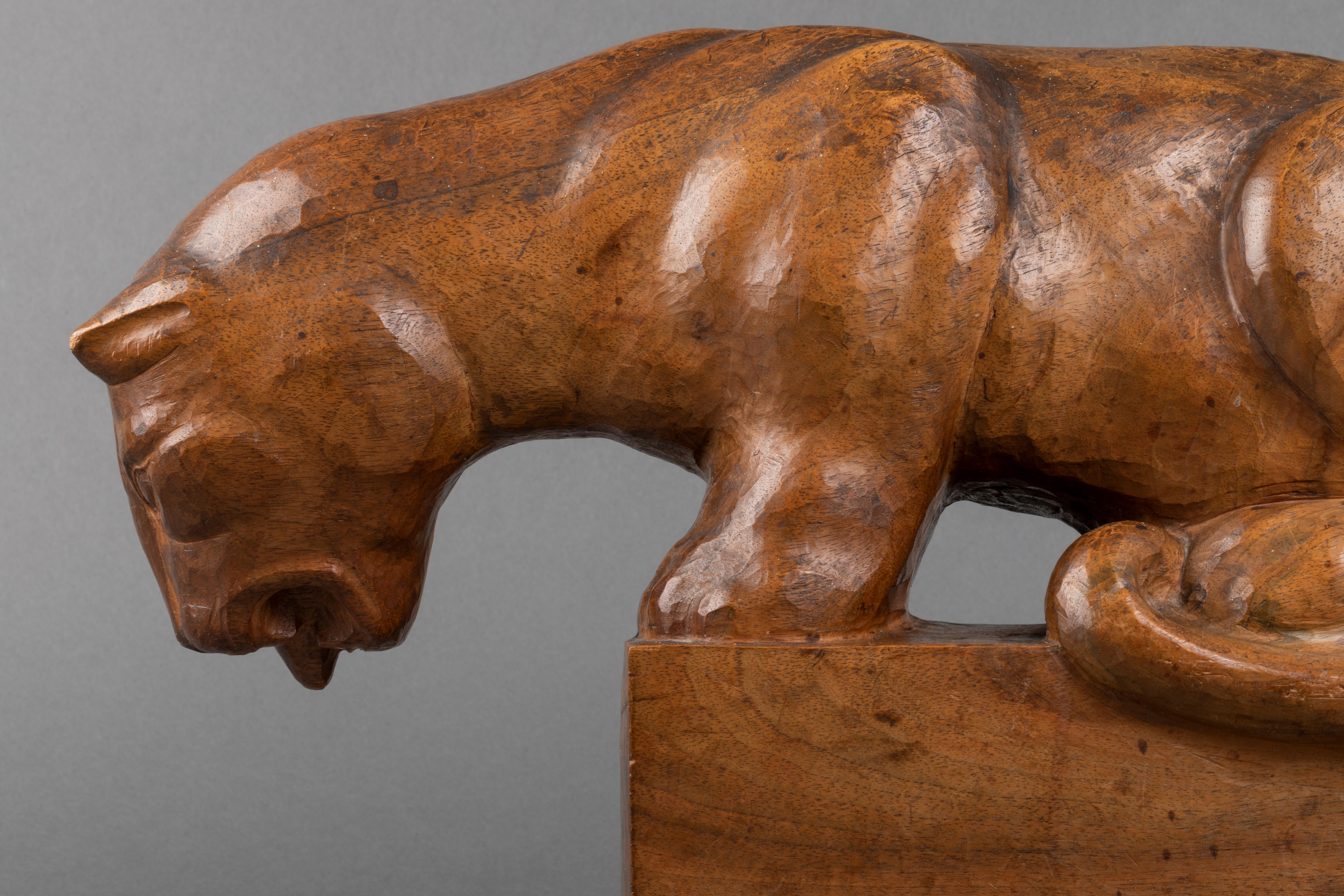 Auguste Trémont(attrib.) : Lionceau buvant, sculpture en bois c.C. 1950 Bon état - En vente à SAINT-OUEN-SUR-SEINE, FR