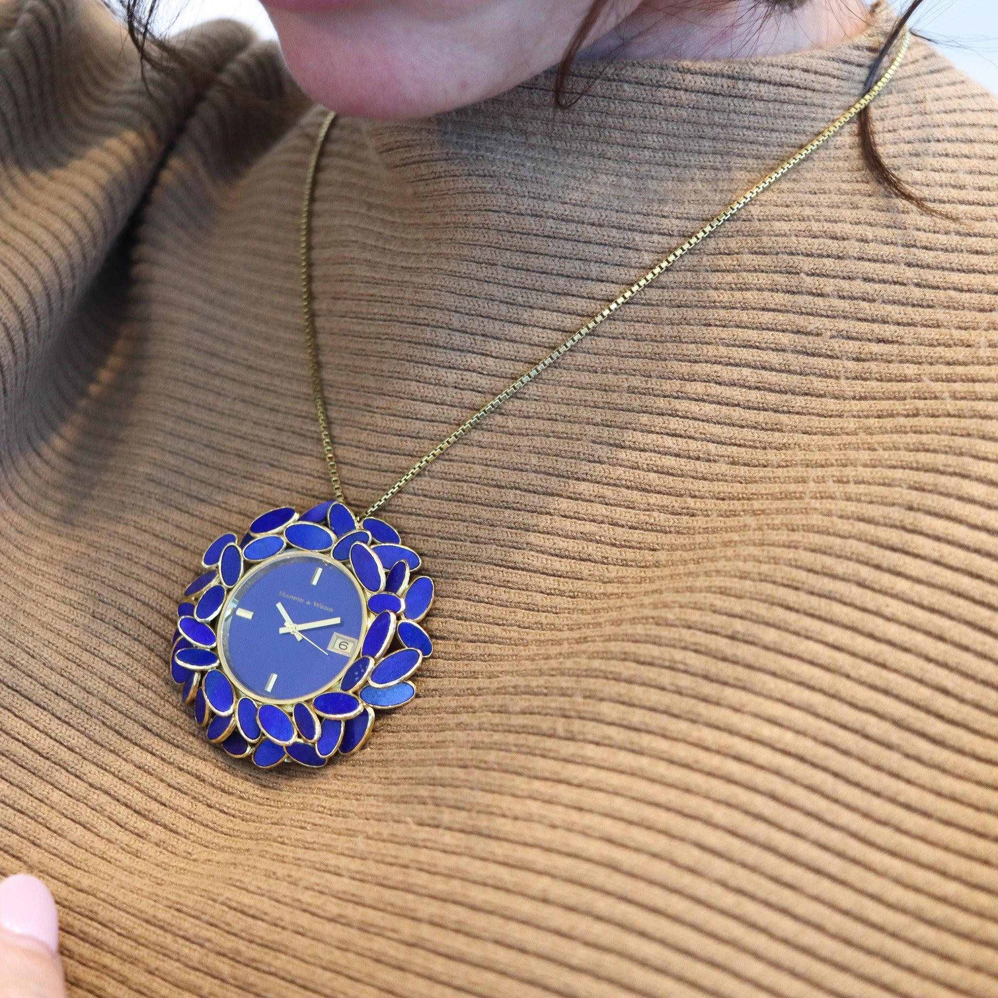 Orologio da viaggio a ciondolo progettato da Augustin Julia Plana.

Si tratta di un bellissimo orologio pendente modernista, creato in Svizzera negli anni '60 dal gioielliere-artista spagnolo Augustin Julia Plana. Questo gioiello unico e utile è