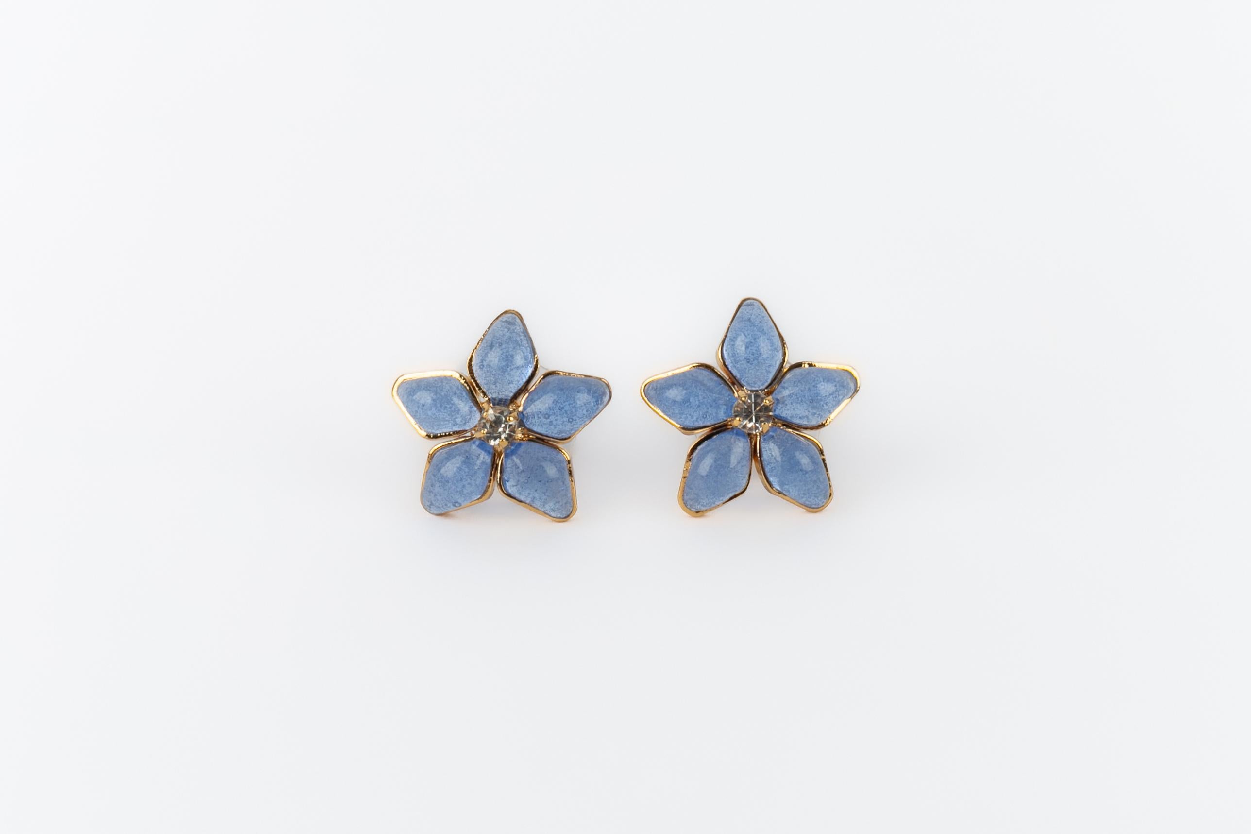 AUGUSTINE - (Fabricado en Francia) Pendientes de metal dorado con brillantes y pasta de vidrio azul.

Estado:
Muy buen estado

Dimensiones:
Altura: 1.7 cm

SKU:BO394