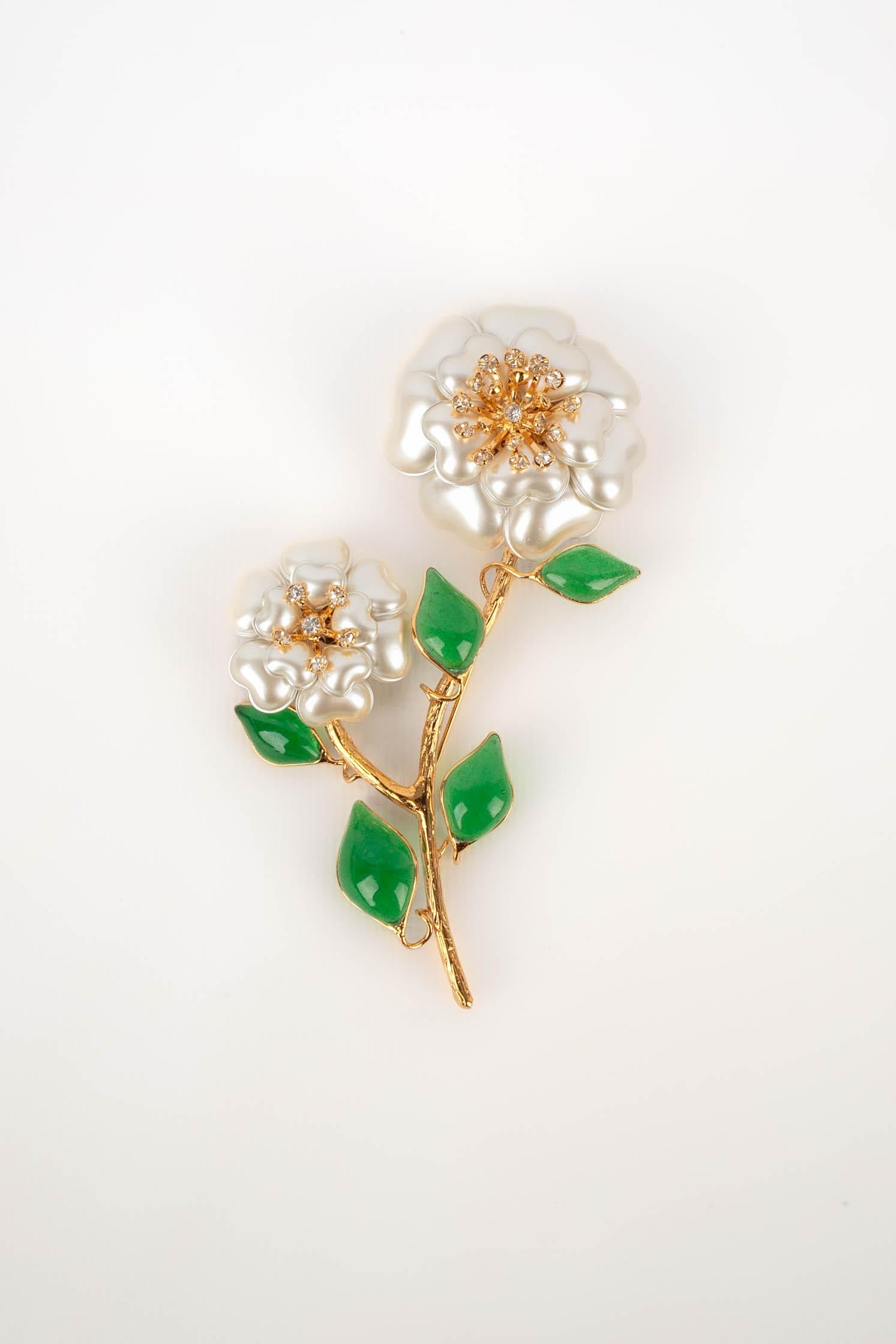 AUGUSTINE - (Made in France) Golden metal camellia brooch with pearly-effect glass paste and rhinestones.

Condition:
Very good condition

Dimensions:
Height: 11.5 cm

BR16